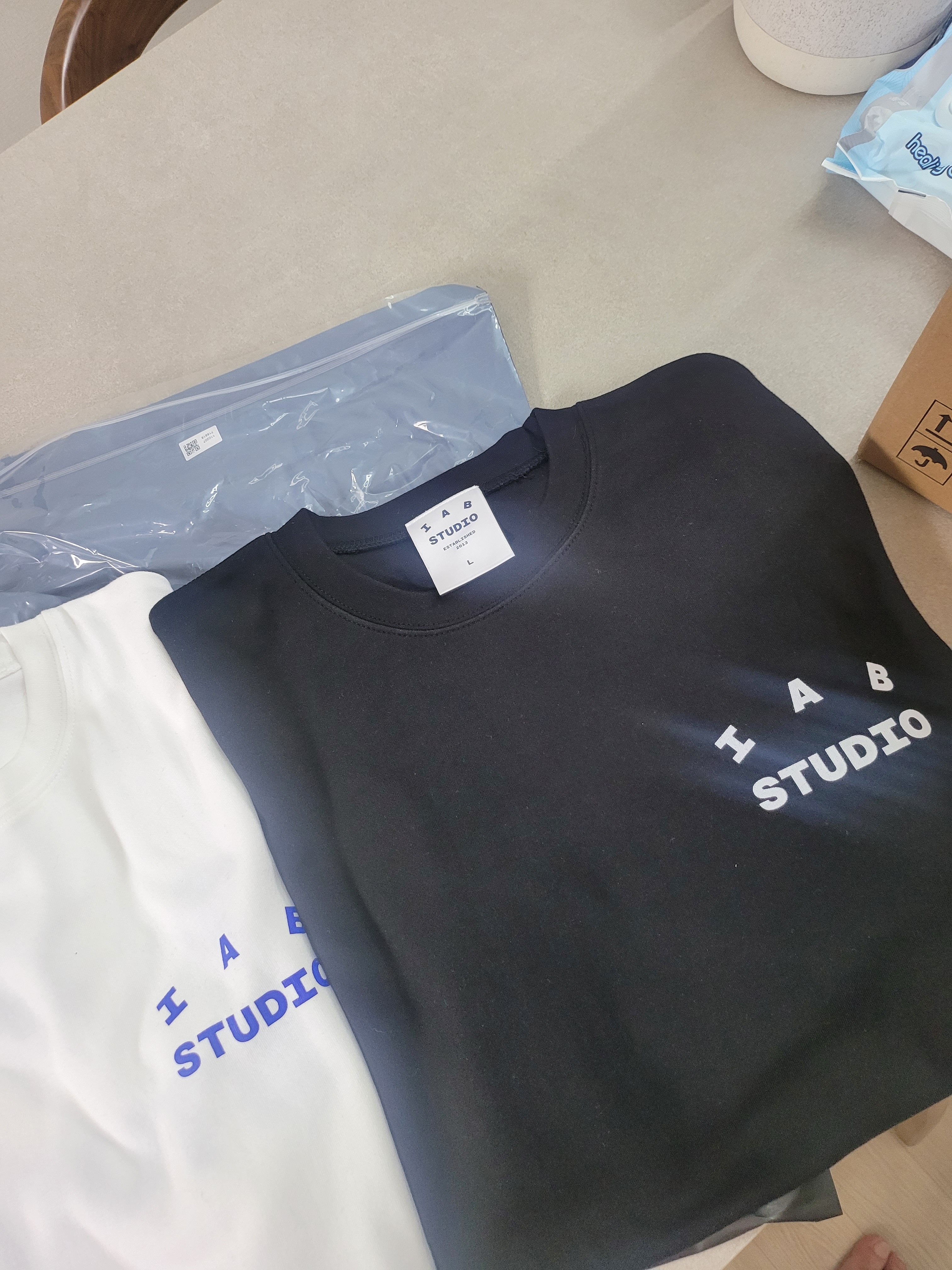 IAB Studio 10th Anniversary T-Shirts Pack White & Black (2 Pack) 착용 스타일