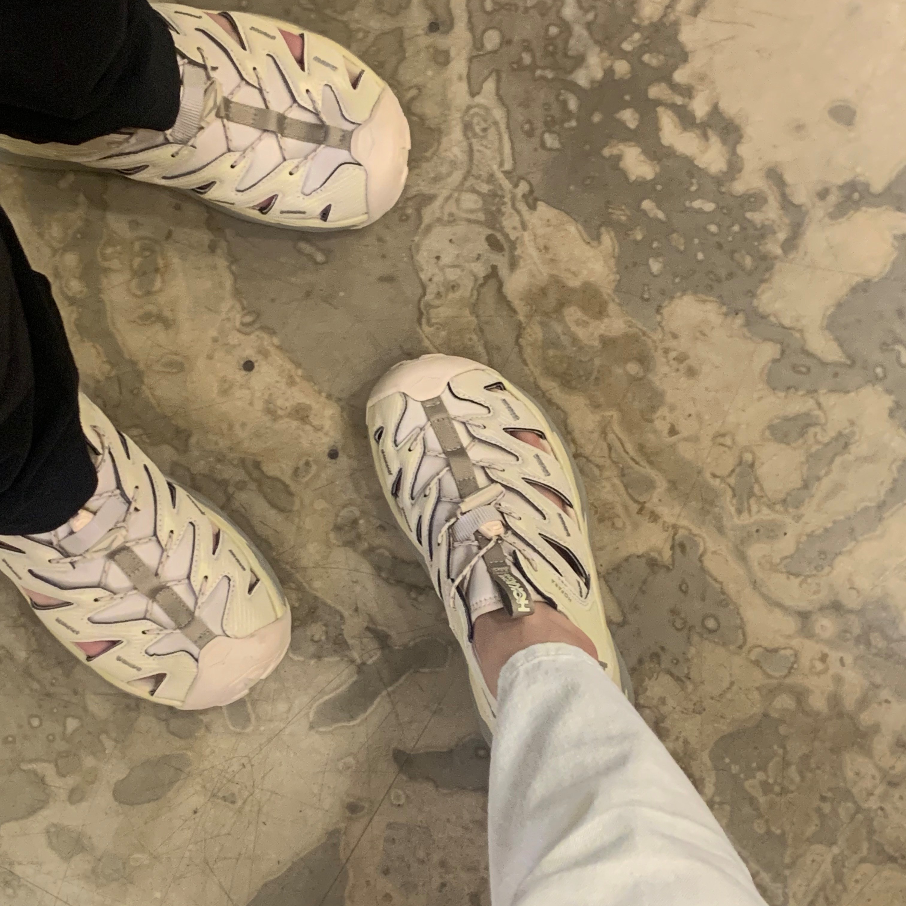 Hoka Hopara Shifting Sand Dune 착용 스타일
