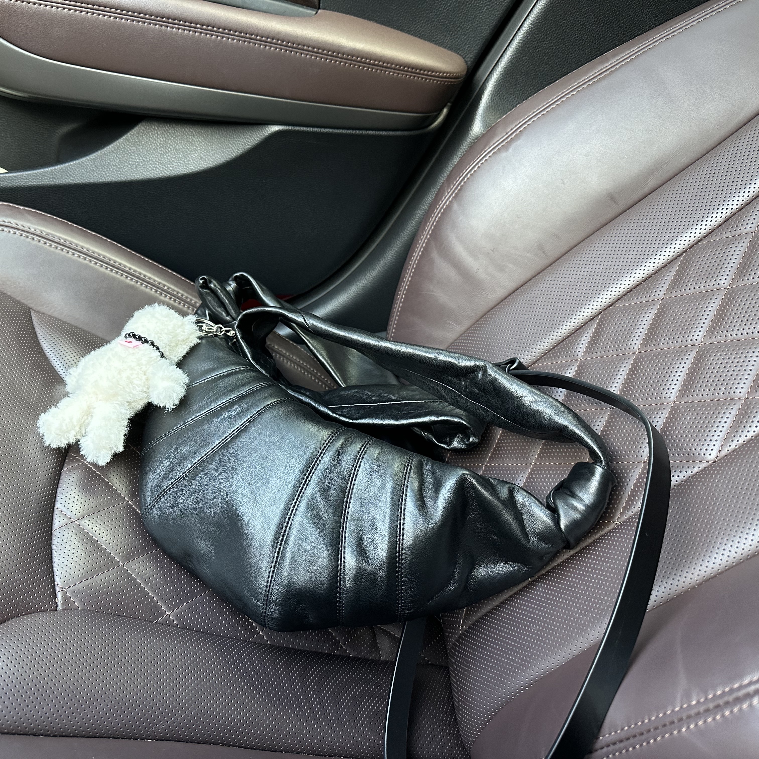Lemaire Small Croissant Bag Soft Nappa Leather Black 착용 스타일
