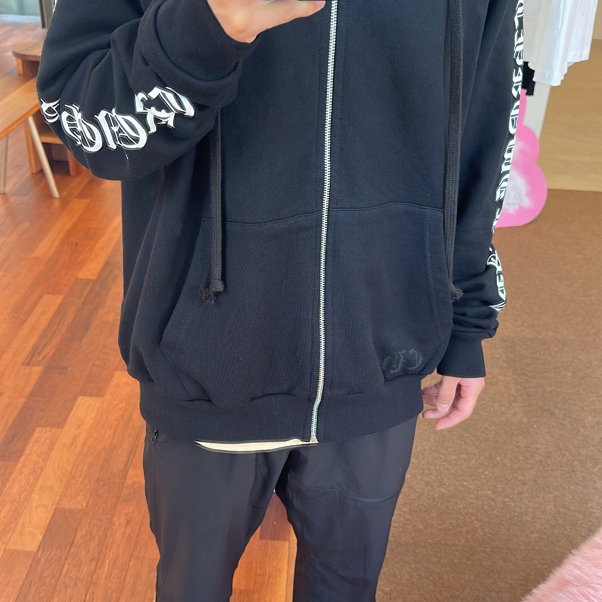 Chrome Hearts Scroll Logo Fleece Zip-Up Hoodie Black 착용 스타일