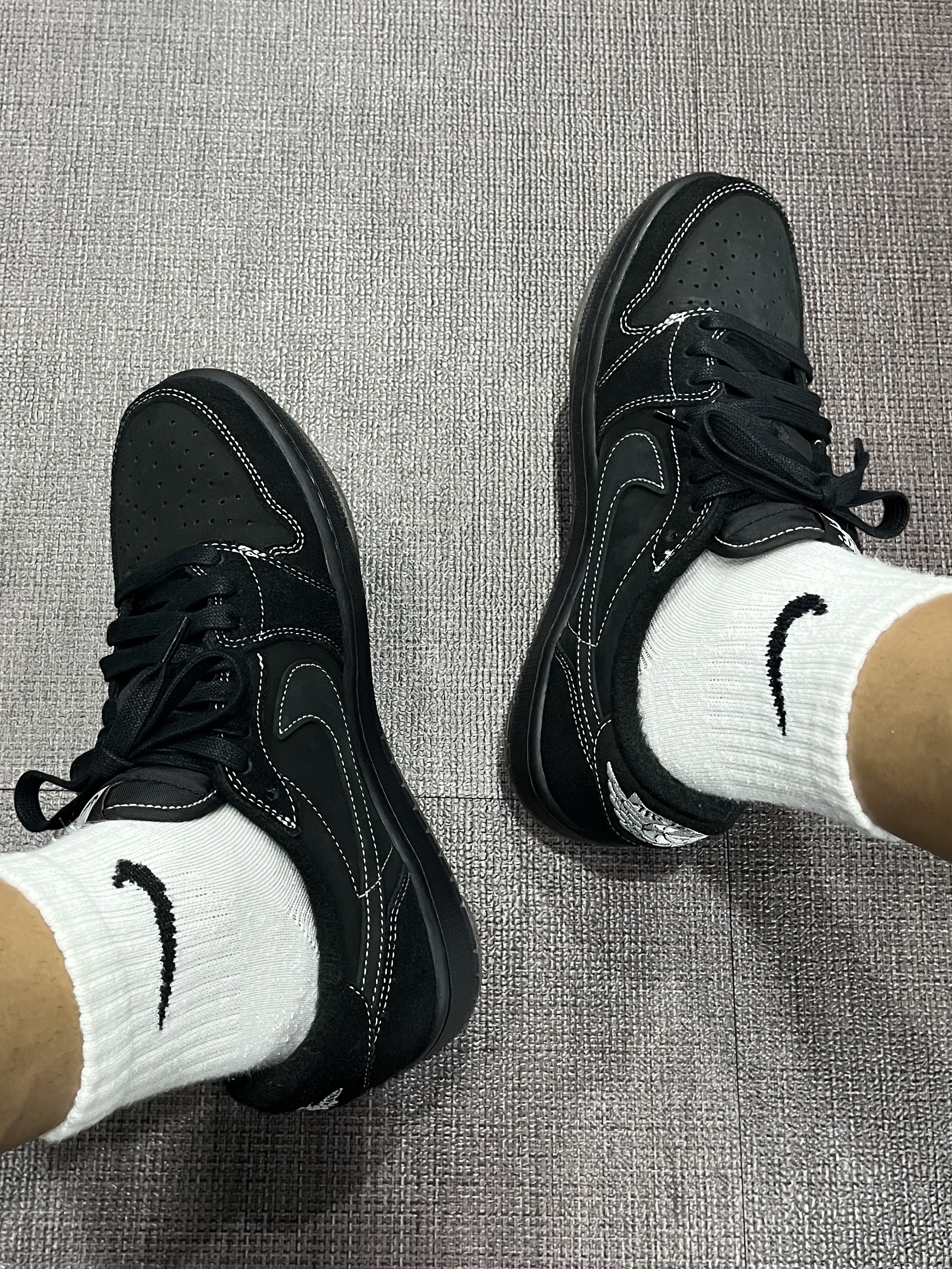 Jordan 1 x Travis Scott Retro Low OG SP Black Phantom 착용 스타일