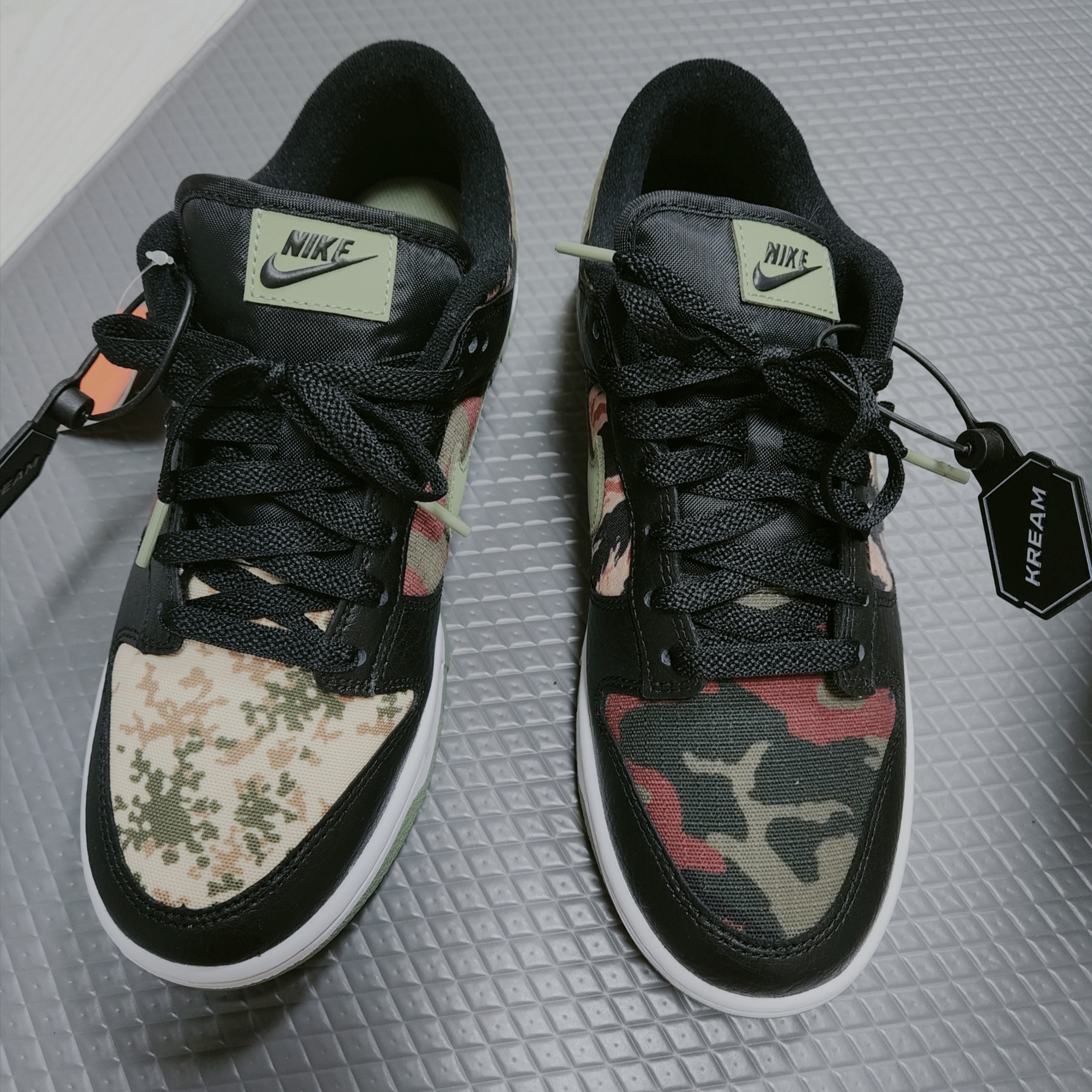 Nike Dunk Low SE Black Multi Camo 착용 스타일