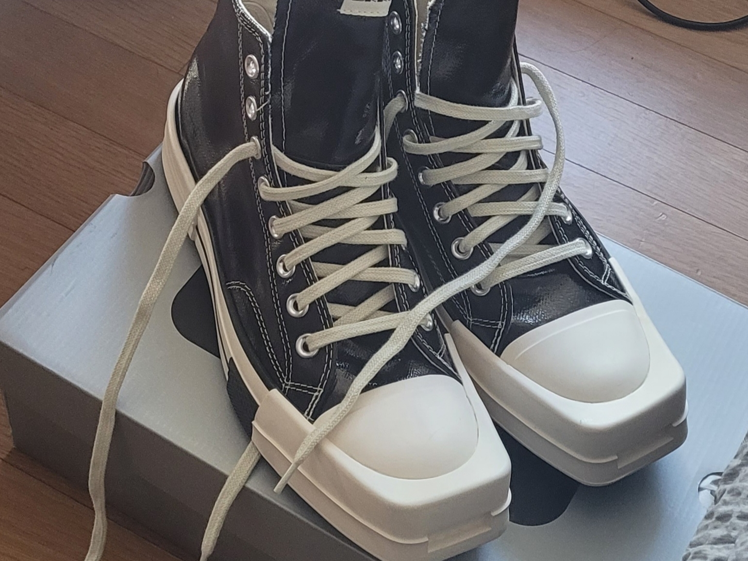 Converse x Drkshdw Turbodrk Chuck 70 Hi Black Lacquered Denim 착용 스타일