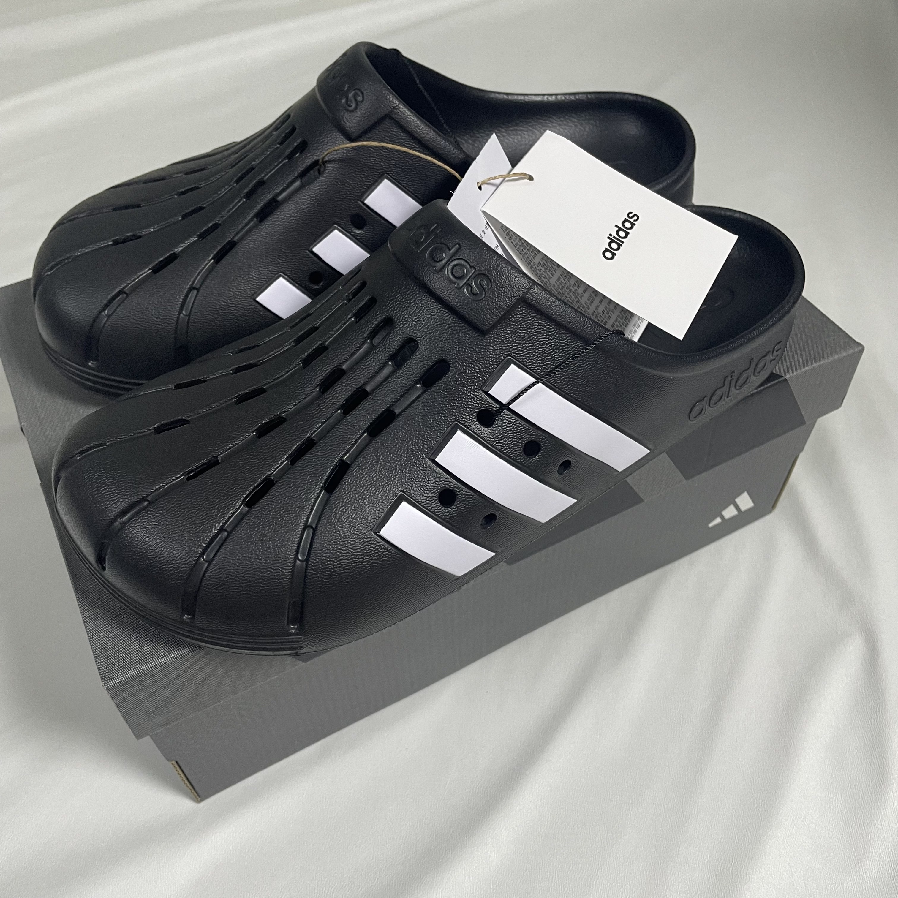 Adidas Adilette Clog Black White 착용 스타일