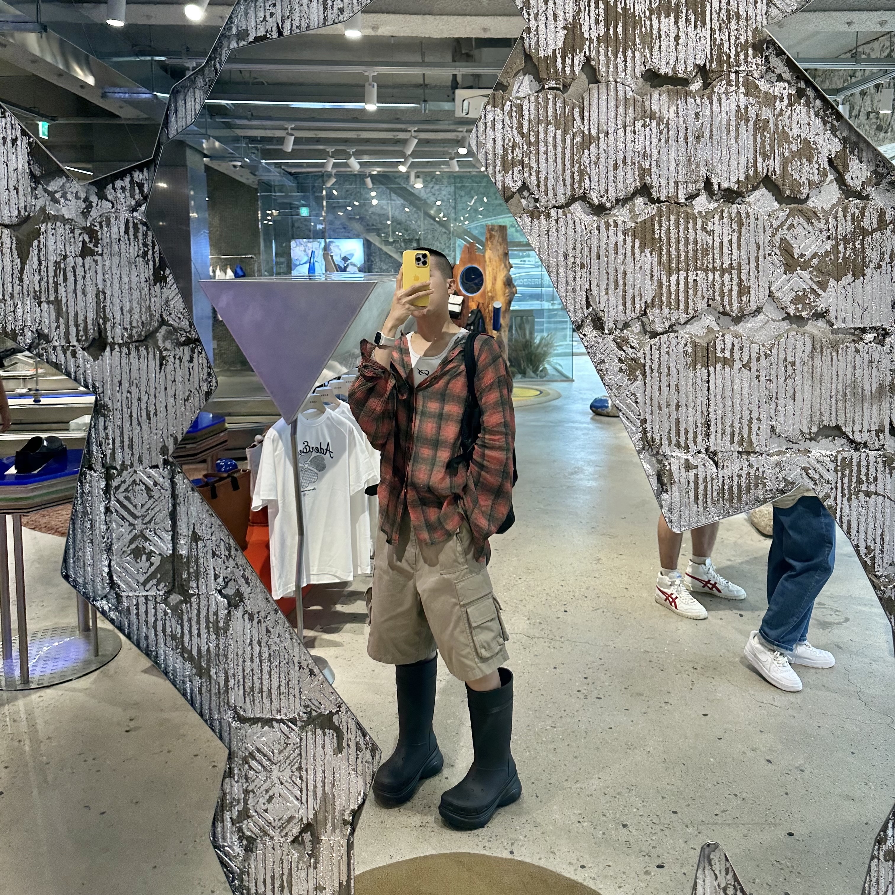 Our Legacy Borrowed Shirt Big Lumbercheck Print, Balenciaga x Crocs Rubber Boot Black 착용 스타일 - 1