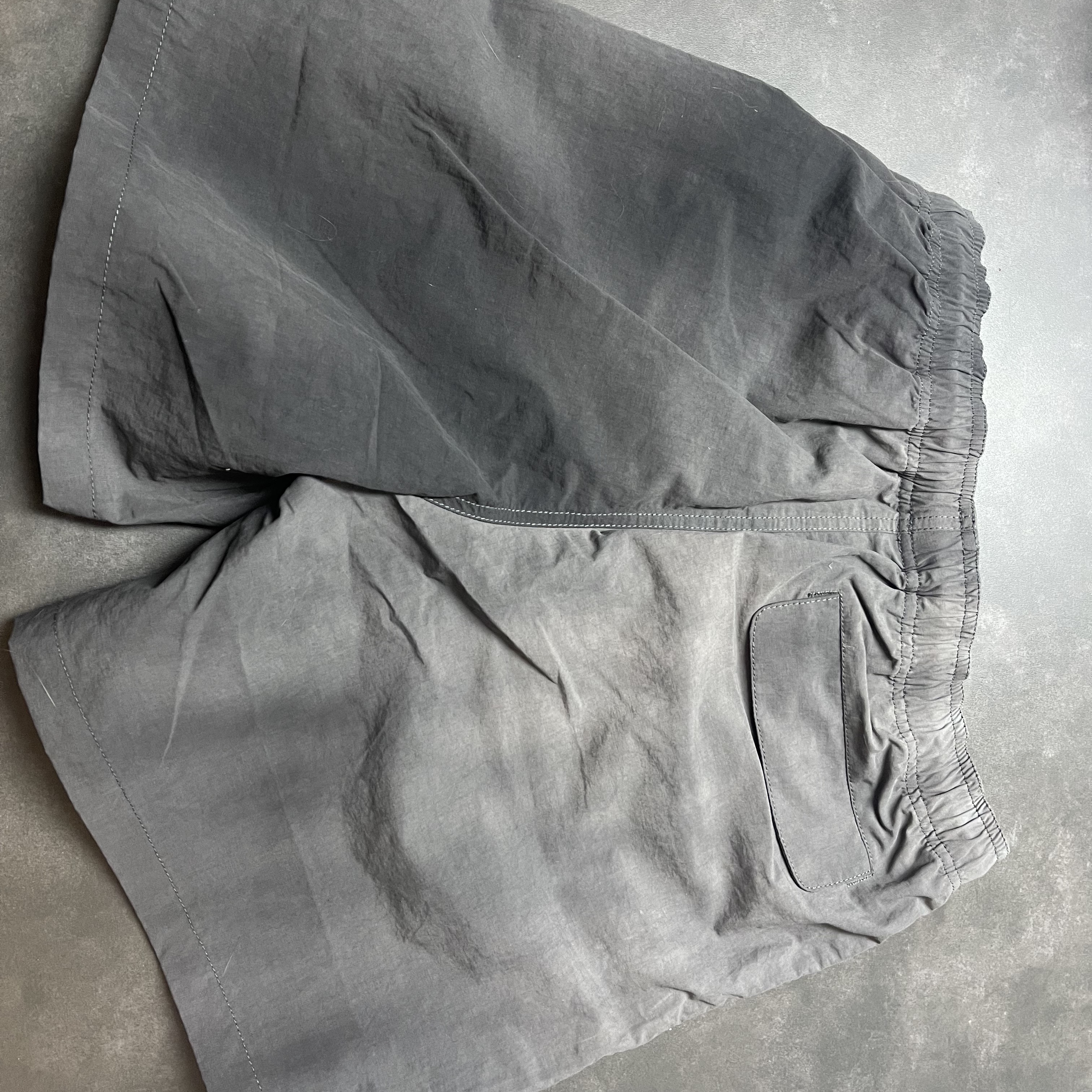 Stussy Wave Dye Nylon Shorts Black 착용 스타일 - 1