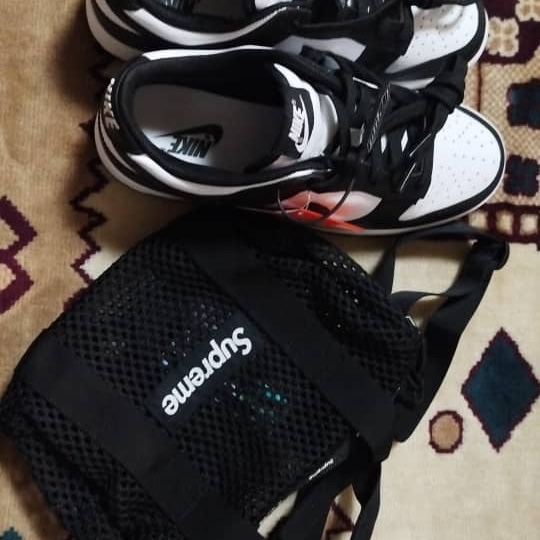 Supreme Mesh Mini Duffle Bag Black - 23SS, Nike Dunk Low Retro Black 착용 스타일