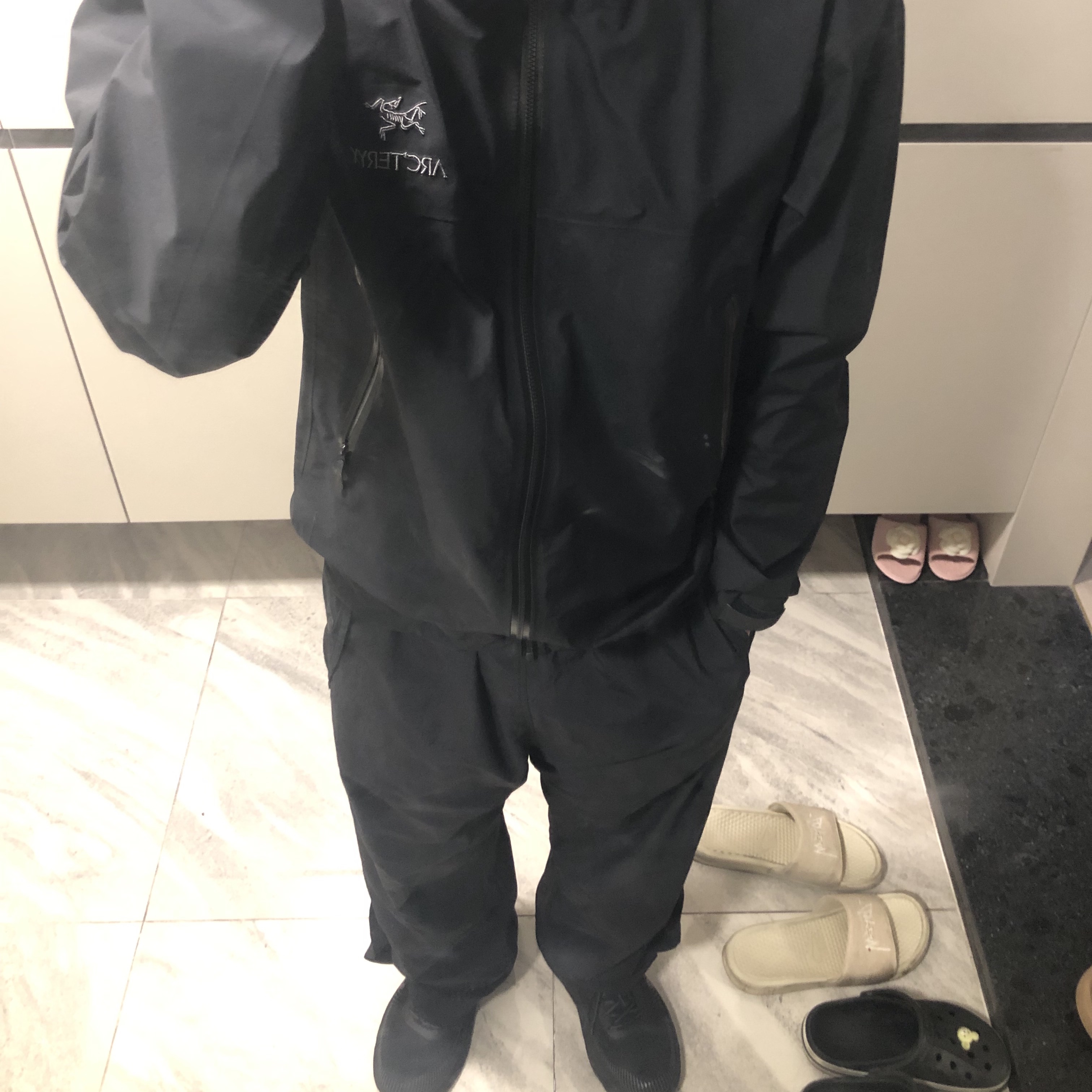 Arc'teryx Beta Jacket Black, Sansan Gear Wave Pants Black - 22SS 착용 스타일