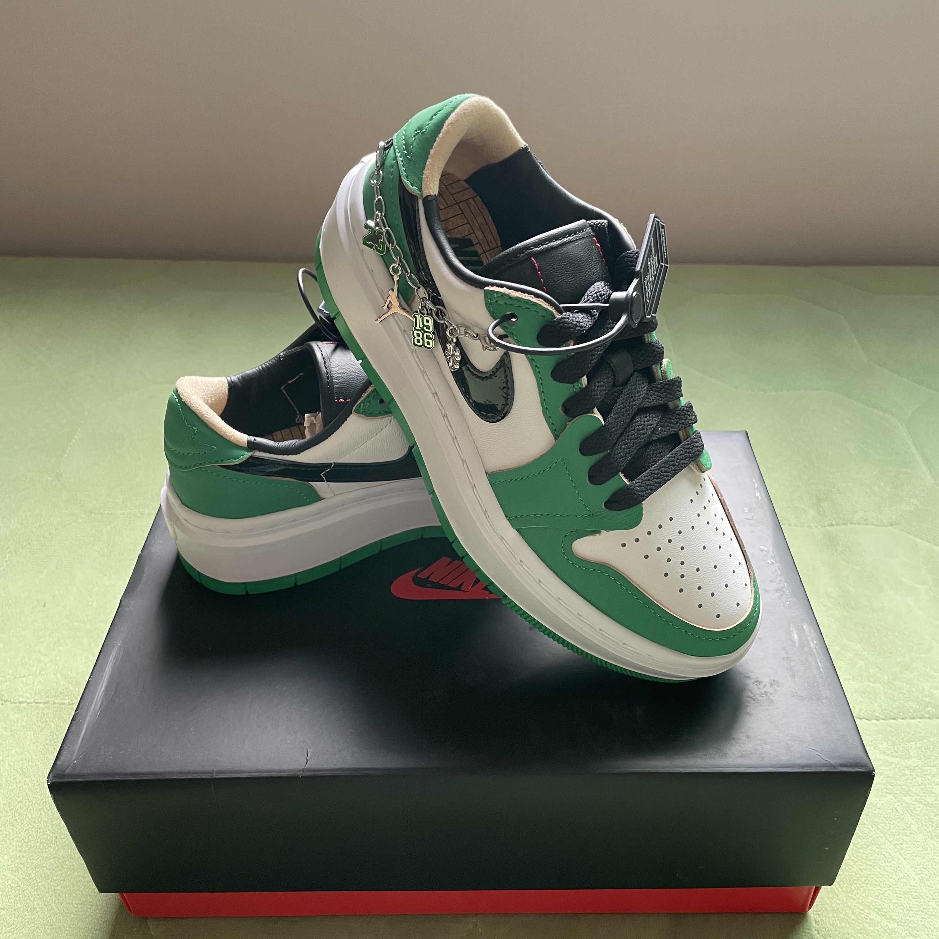 (W) Jordan 1 Elevate Low SE Lucky Green 착용 스타일 - 1