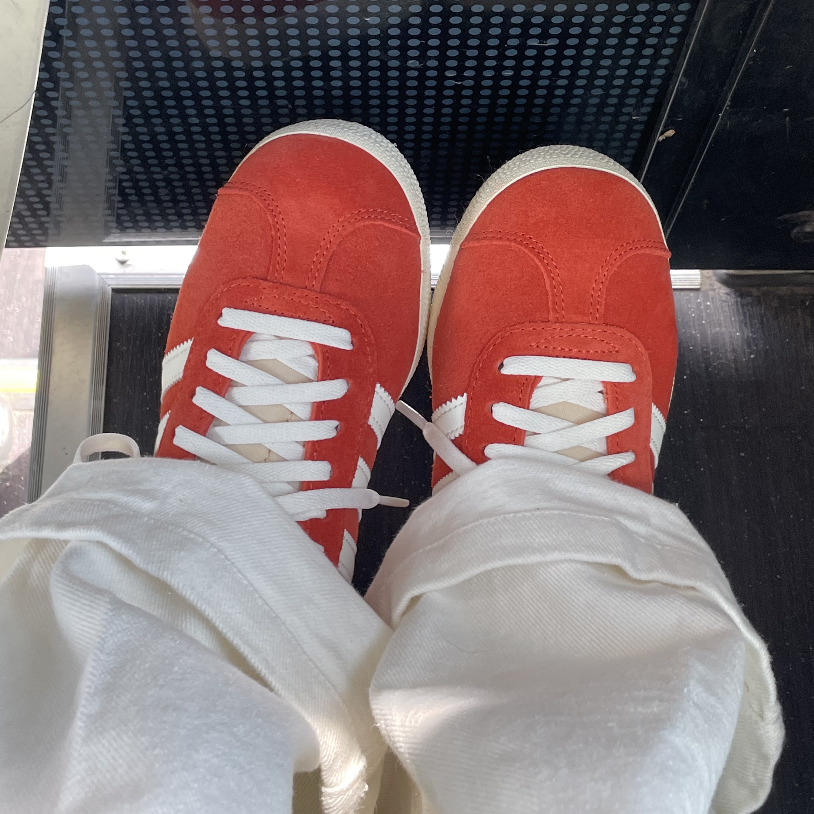 Adidas Gazelle Preloved Red Off White 착용 스타일