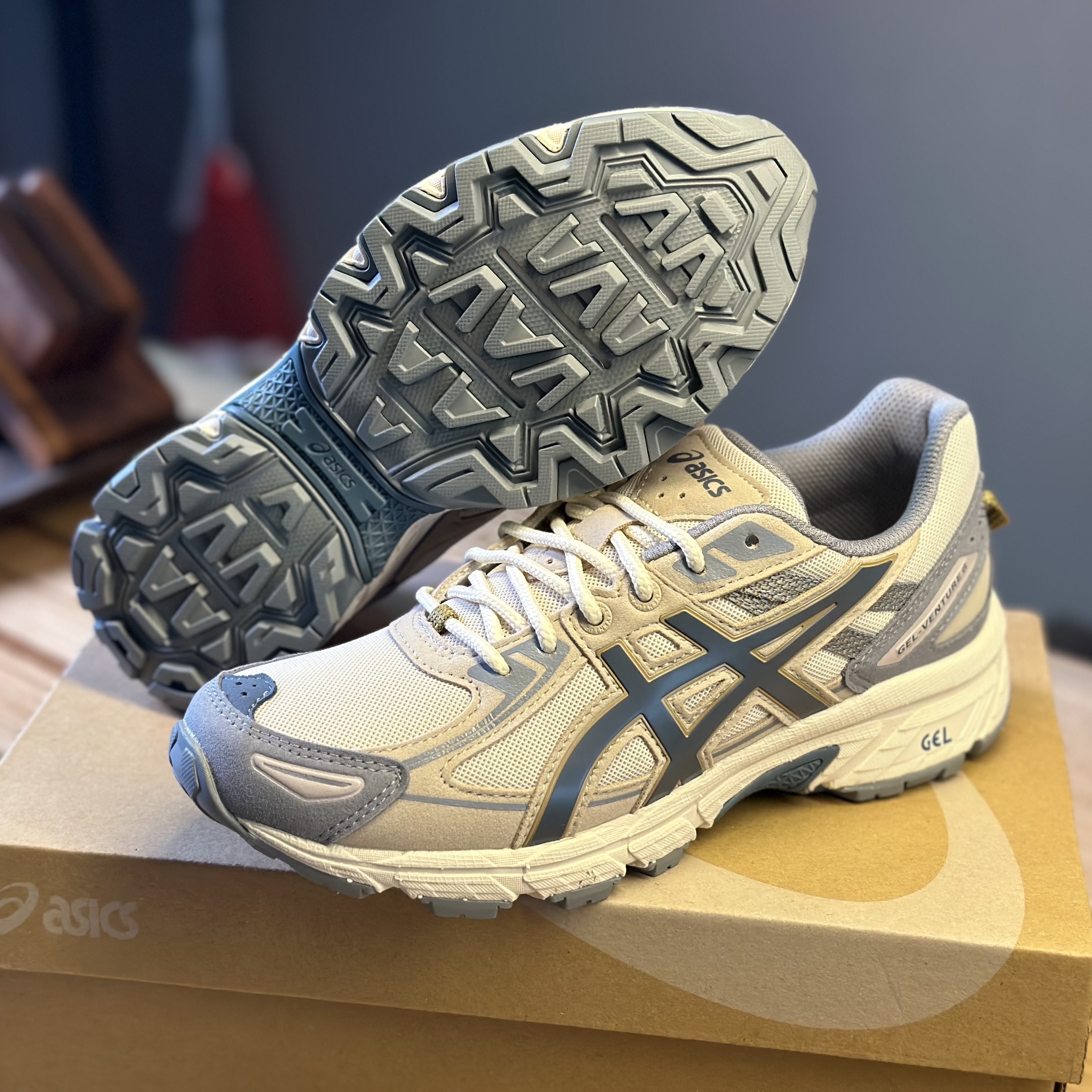 Asics Gel-Venture 6 SPS Birch Ironclad 착용 스타일 - 3