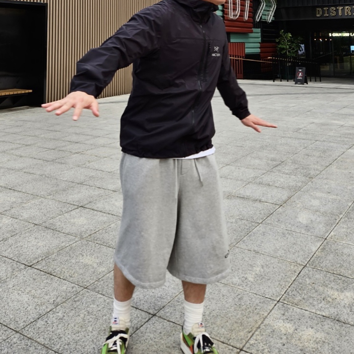 Arc'teryx Squamish Hoody Black, Nike x Sacai LDWaffle Green Multi 착용 스타일 - 2