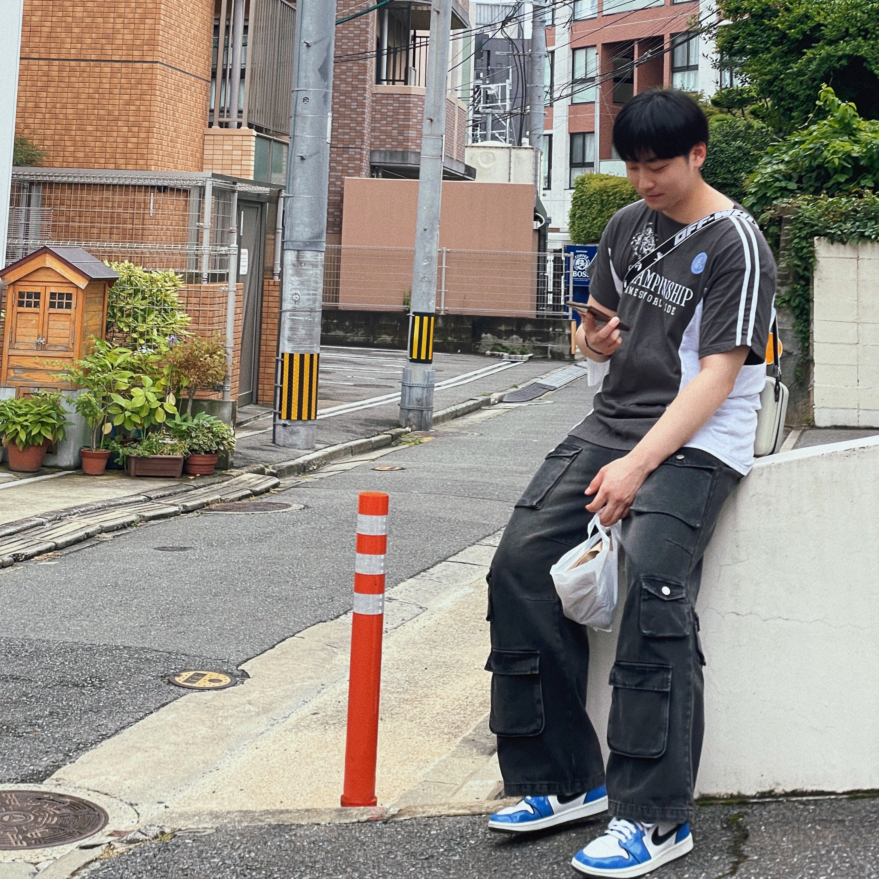 Jordan 1 Mid SE Signal Blue, Off-White x Amore Pacific Protection Box (Without Cosmetics) 착용 스타일