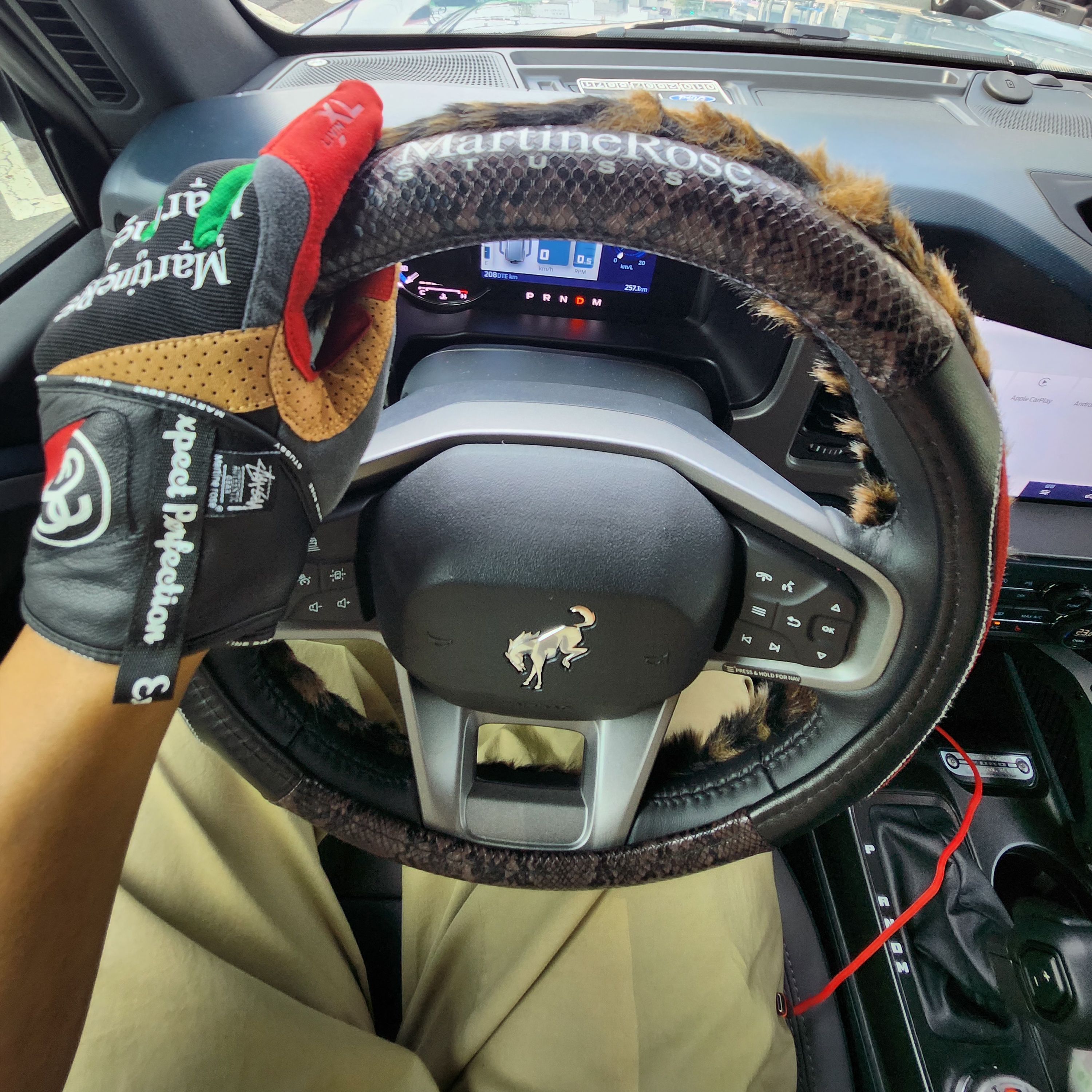 Stussy x Martine Rose Car Mat Set 착용 스타일 - 5