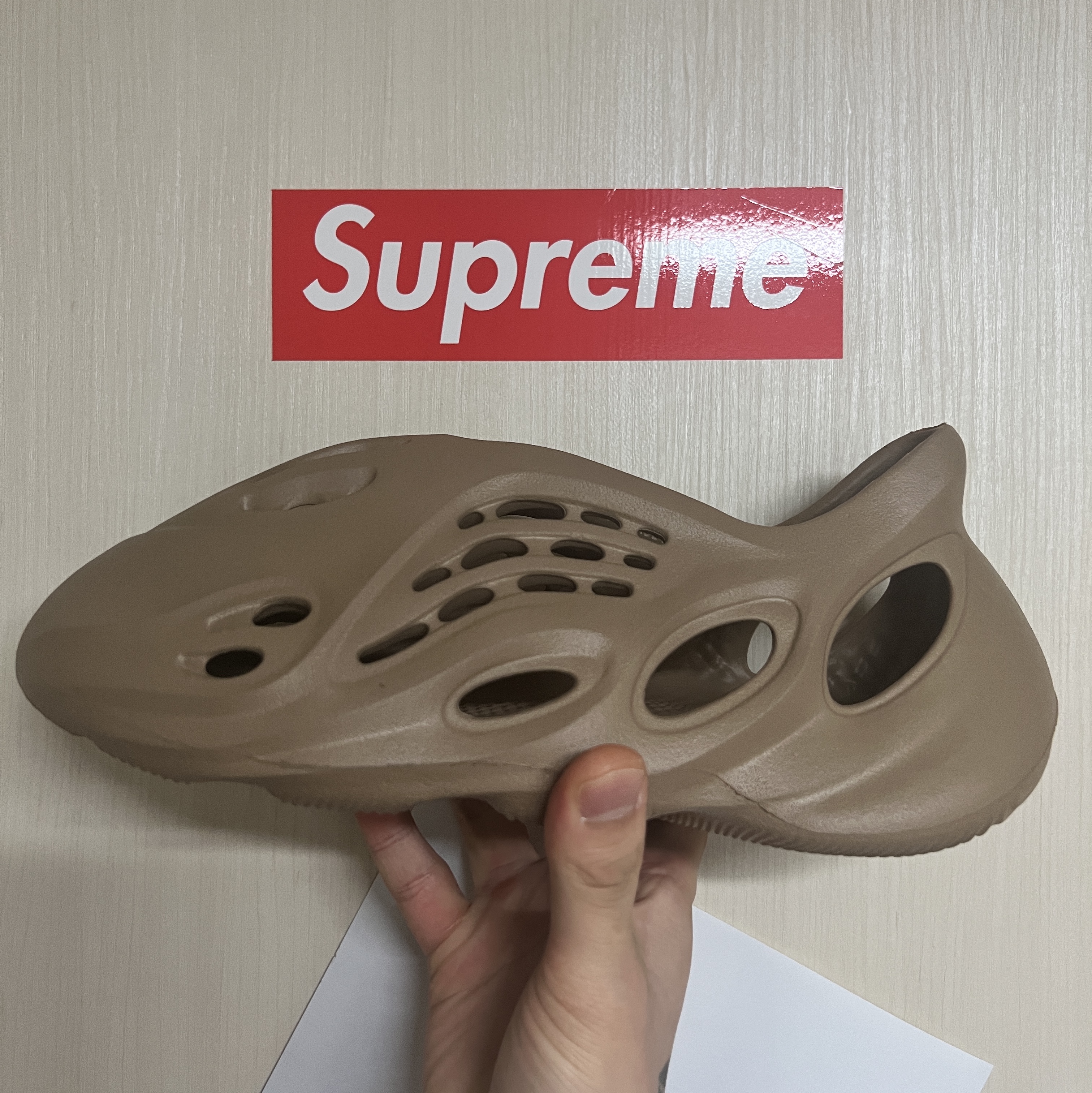Adidas Yeezy Foam RNNR Clay Taupe 착용 스타일