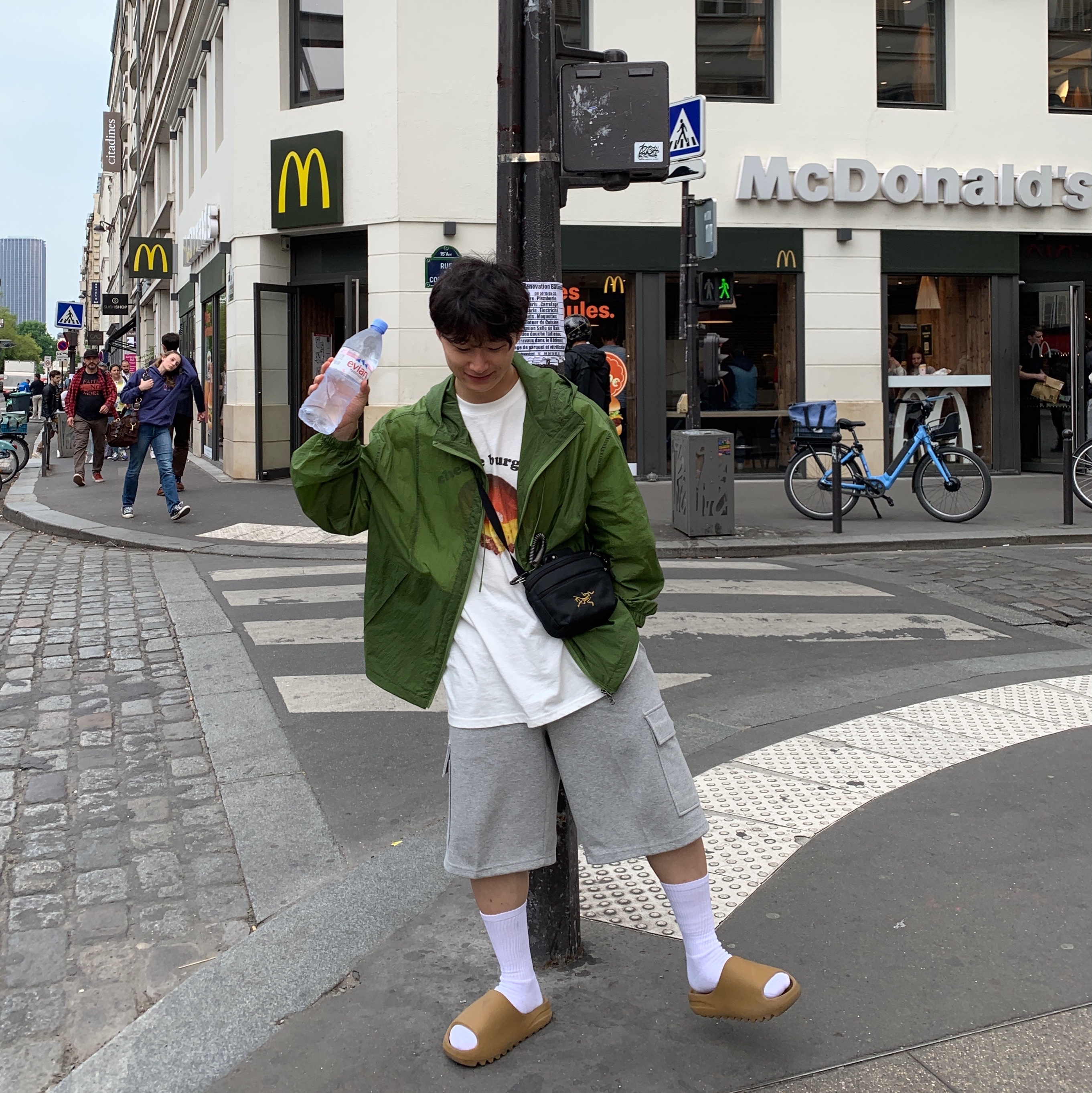 Adidas Yeezy Slide Ochre, Arc'teryx Mantis 1 Waistpack Black 착용 스타일 - 1