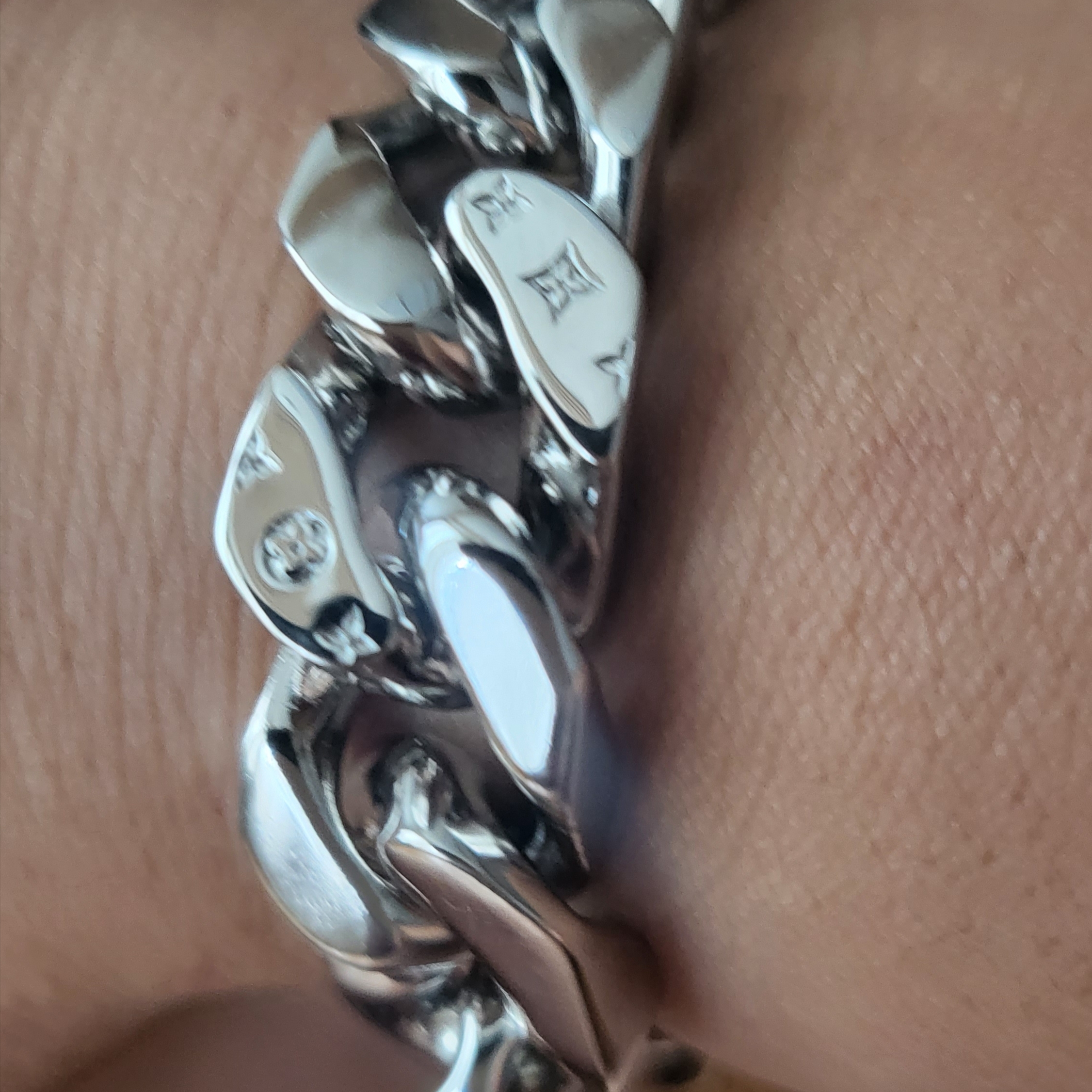 Louis Vuitton LV Chain Links Bracelet Silver 착용 스타일 - 1
