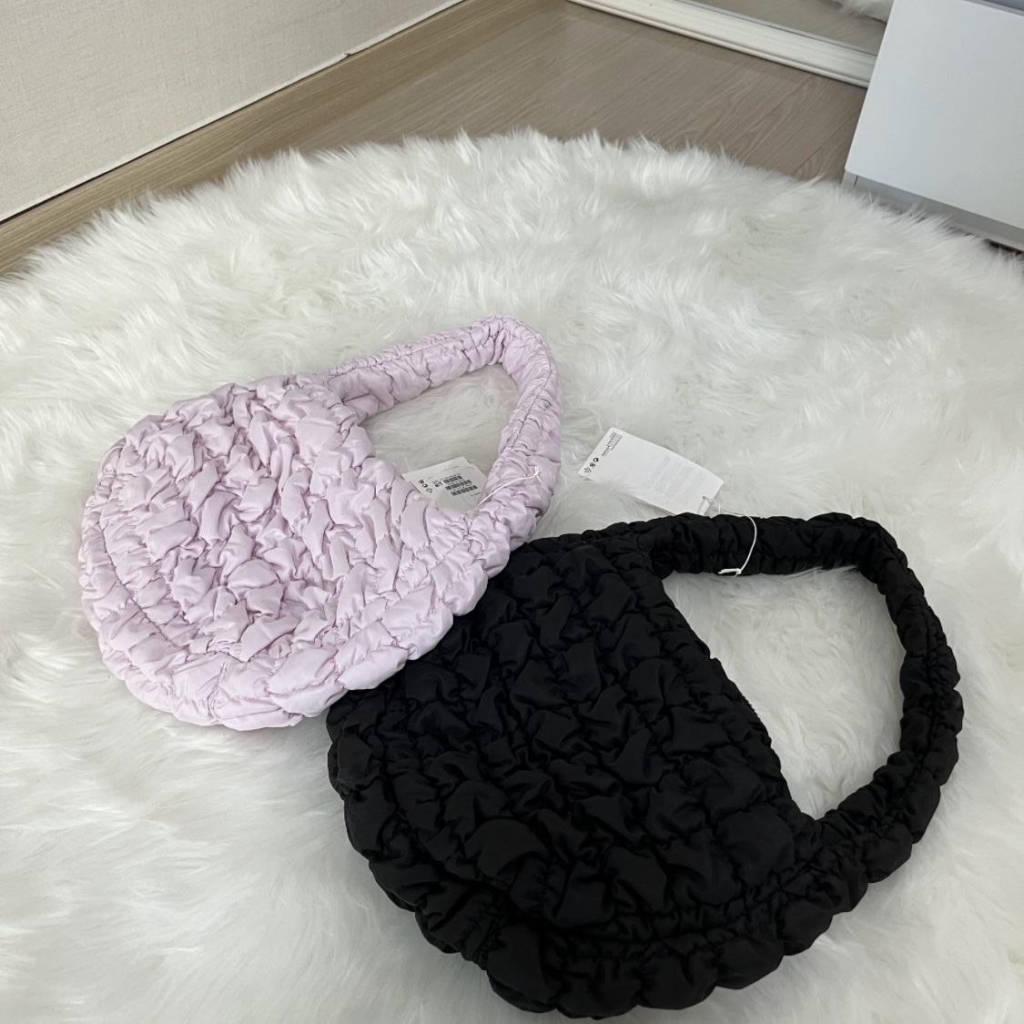 COS Quilted Mini Bag Dusty Lilac, COS Quilted Mini Bag Black 착용 스타일
