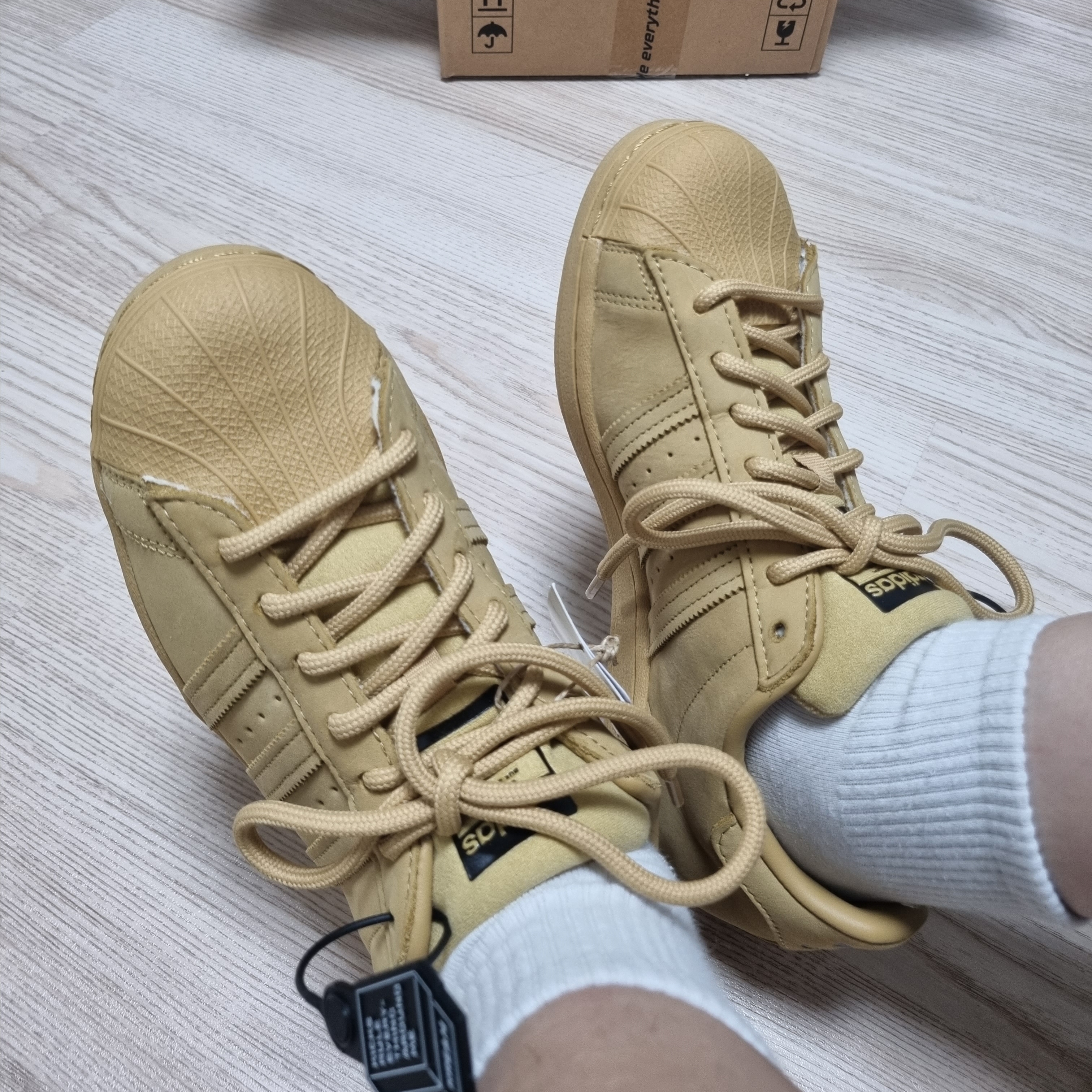Adidas Superstar Golden Beige 착용 스타일