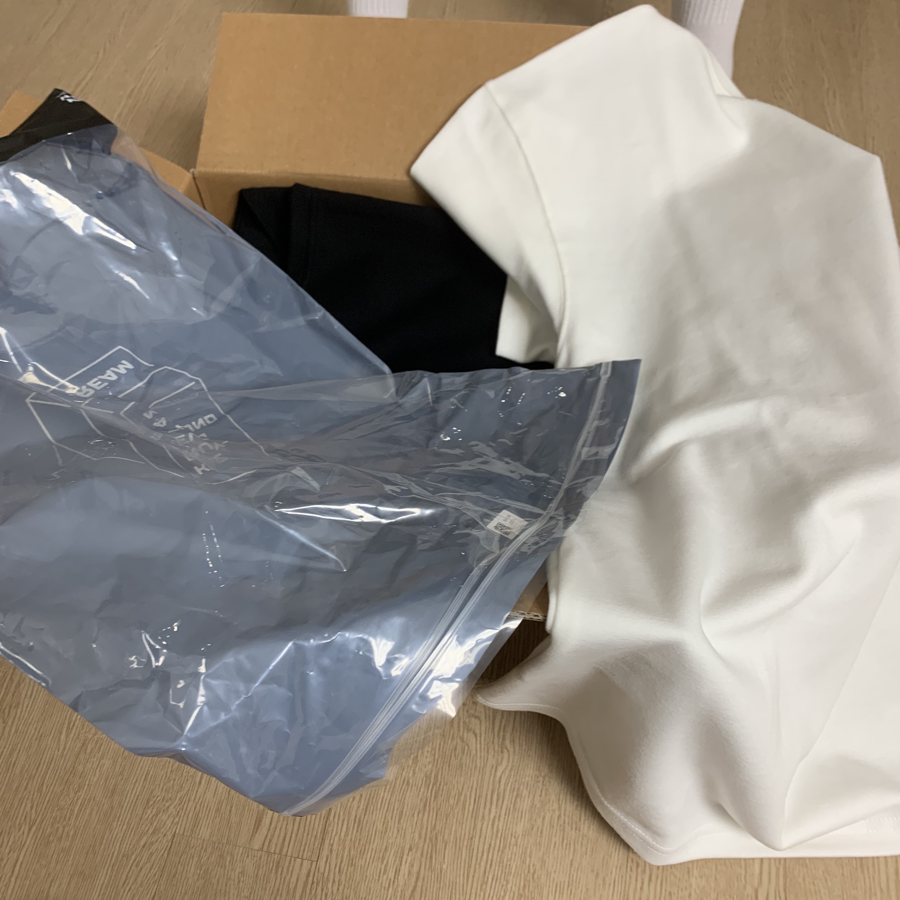 IAB Studio 10th Anniversary T-Shirts Pack White & Black (2 Pack) 착용 스타일 - 3