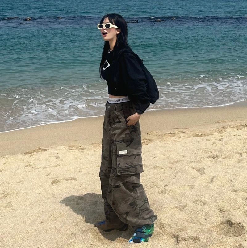 (W) Mischief Rhombus Blur T-Shirt Mini Black, Keen Jasper Suede Sneakers Camel 착용 스타일