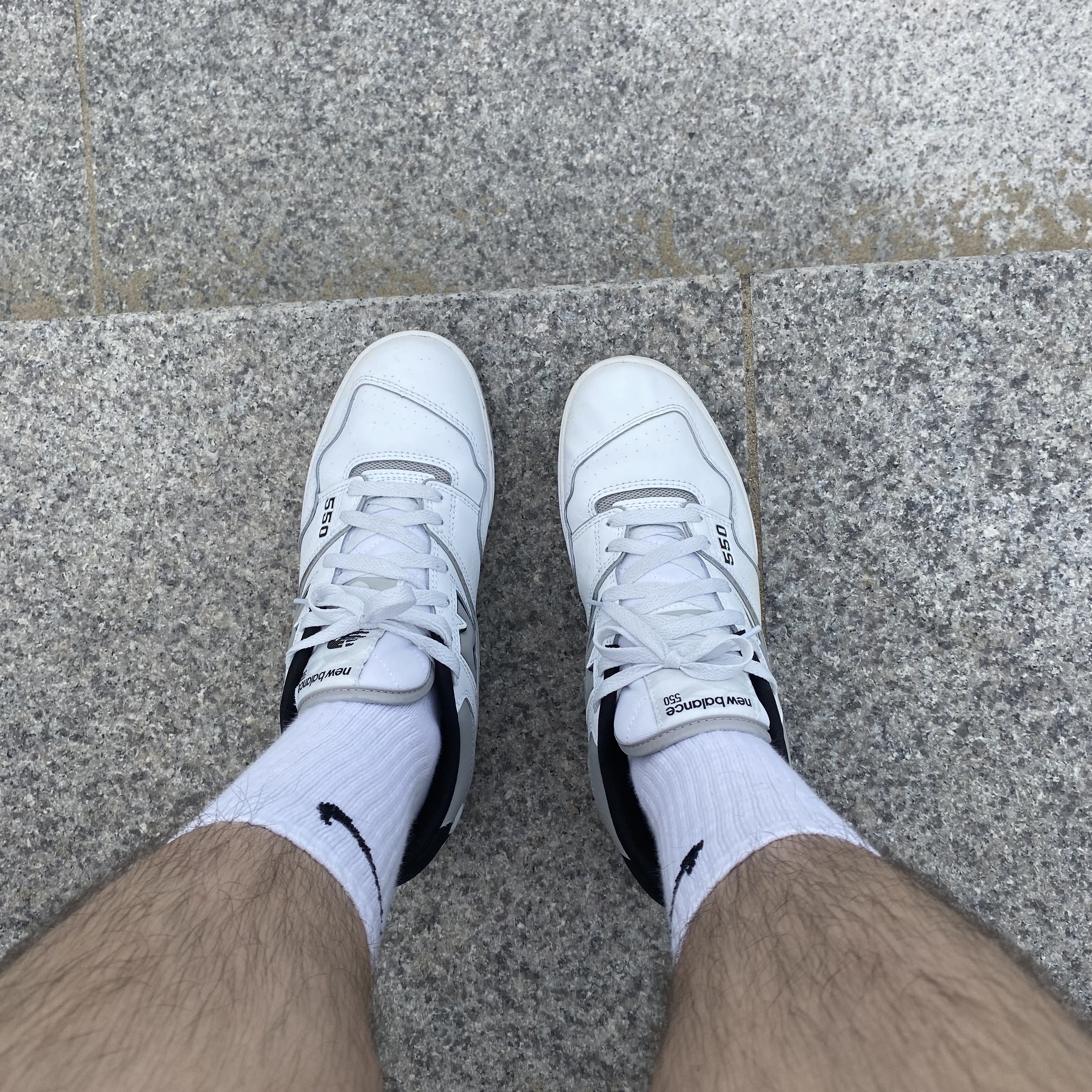 New Balance 550 White Grey - D Standard, Jordan 1 Retro High OG Patent Bred 착용 스타일 - 3