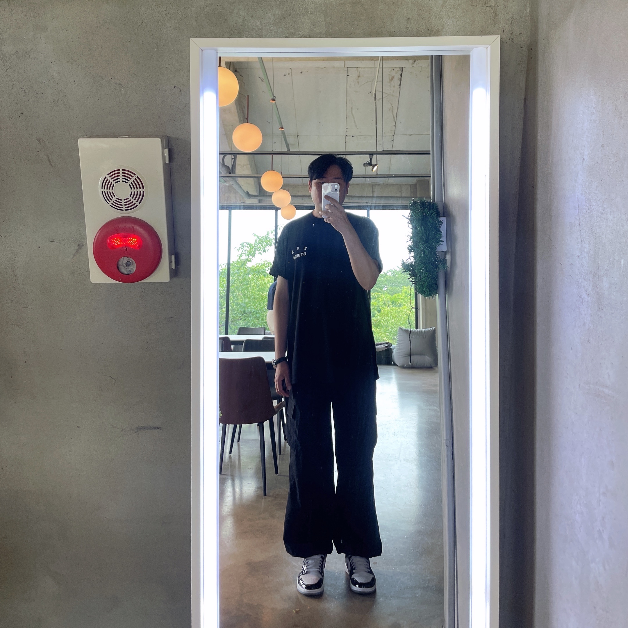 IAB Studio 10th Anniversary T-Shirt Black, Jordan 1 Low SE Concord 착용 스타일 - 2