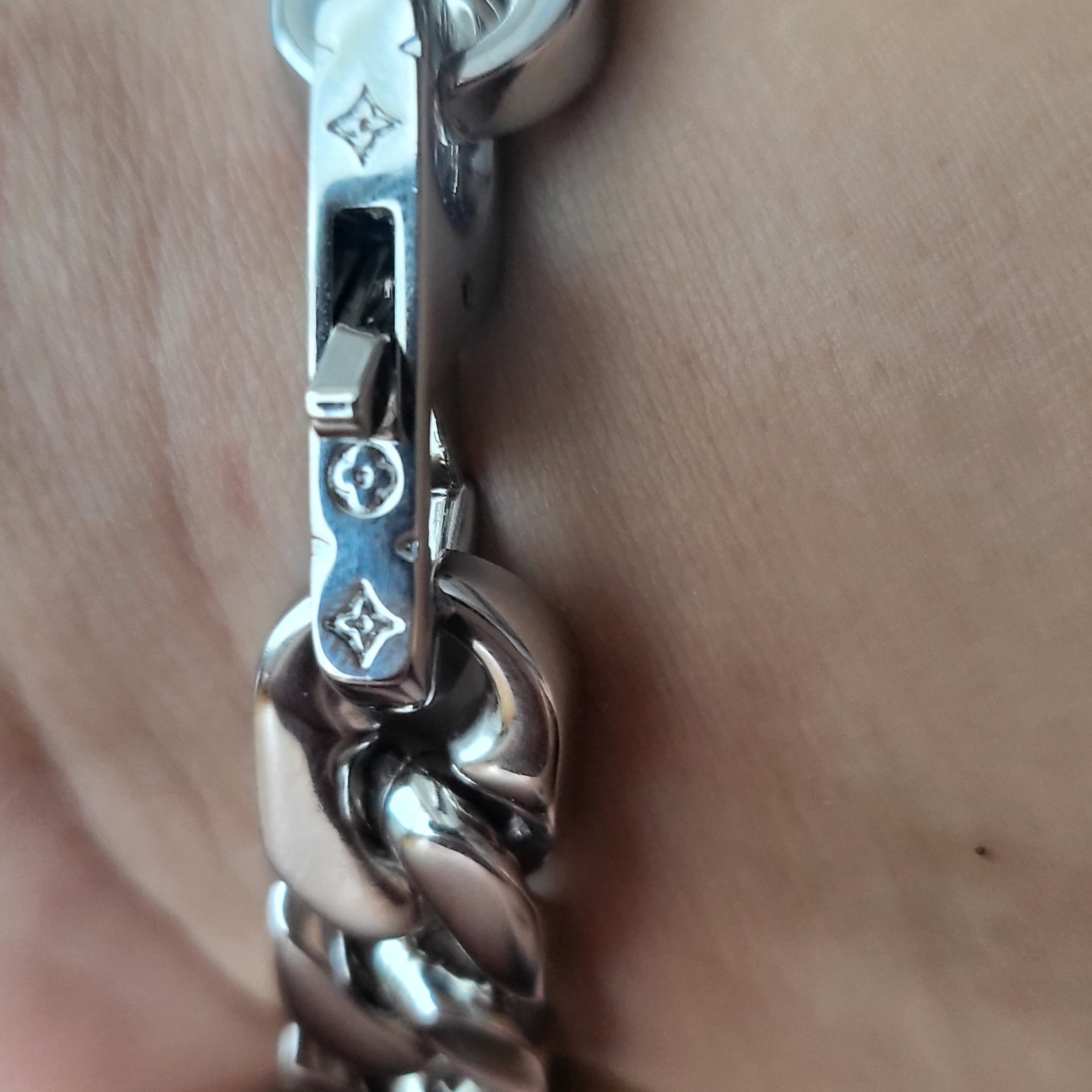 Louis Vuitton LV Chain Links Bracelet Silver 착용 스타일 - 2