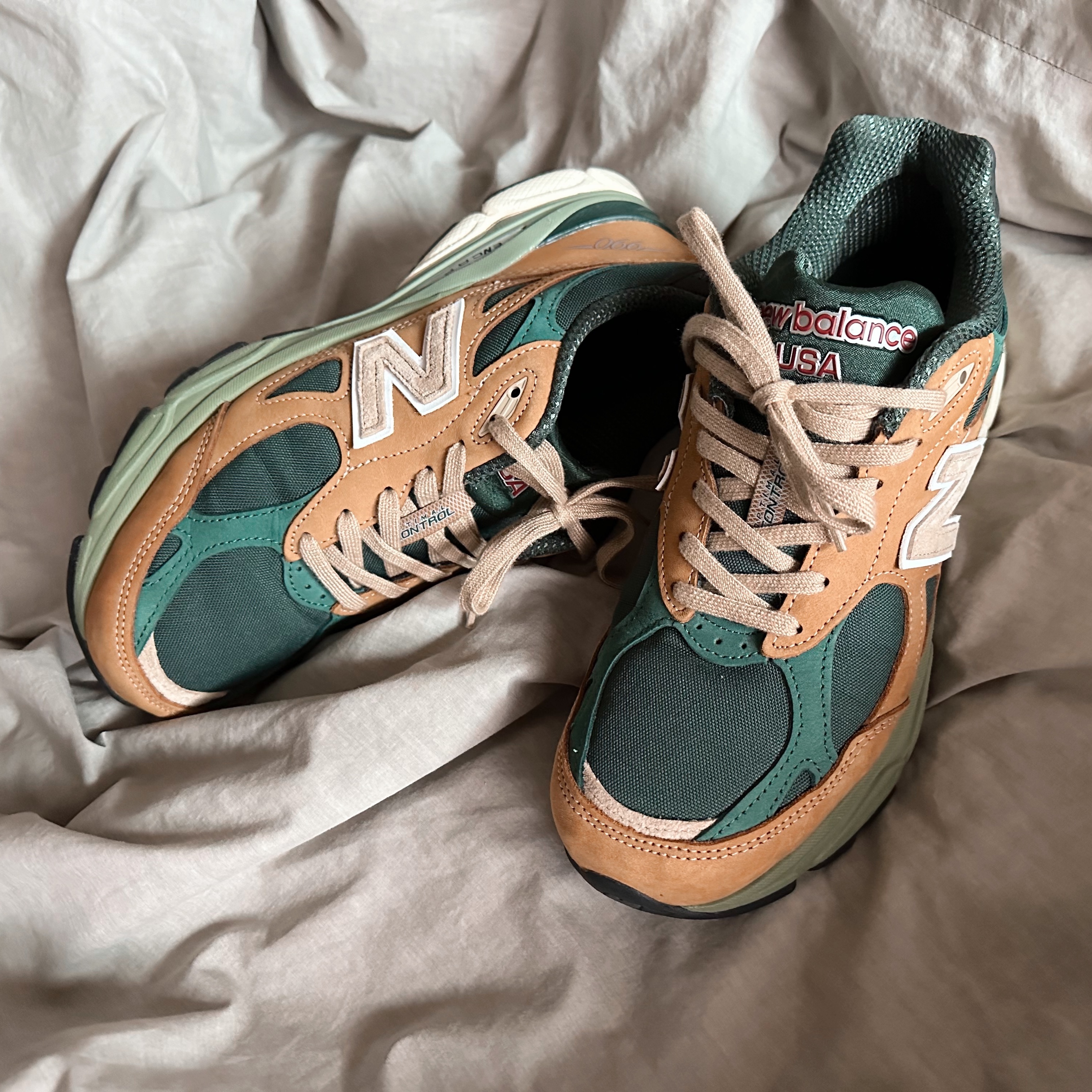New Balance 990v3 Made in USA Tan Green 착용 스타일 - 1