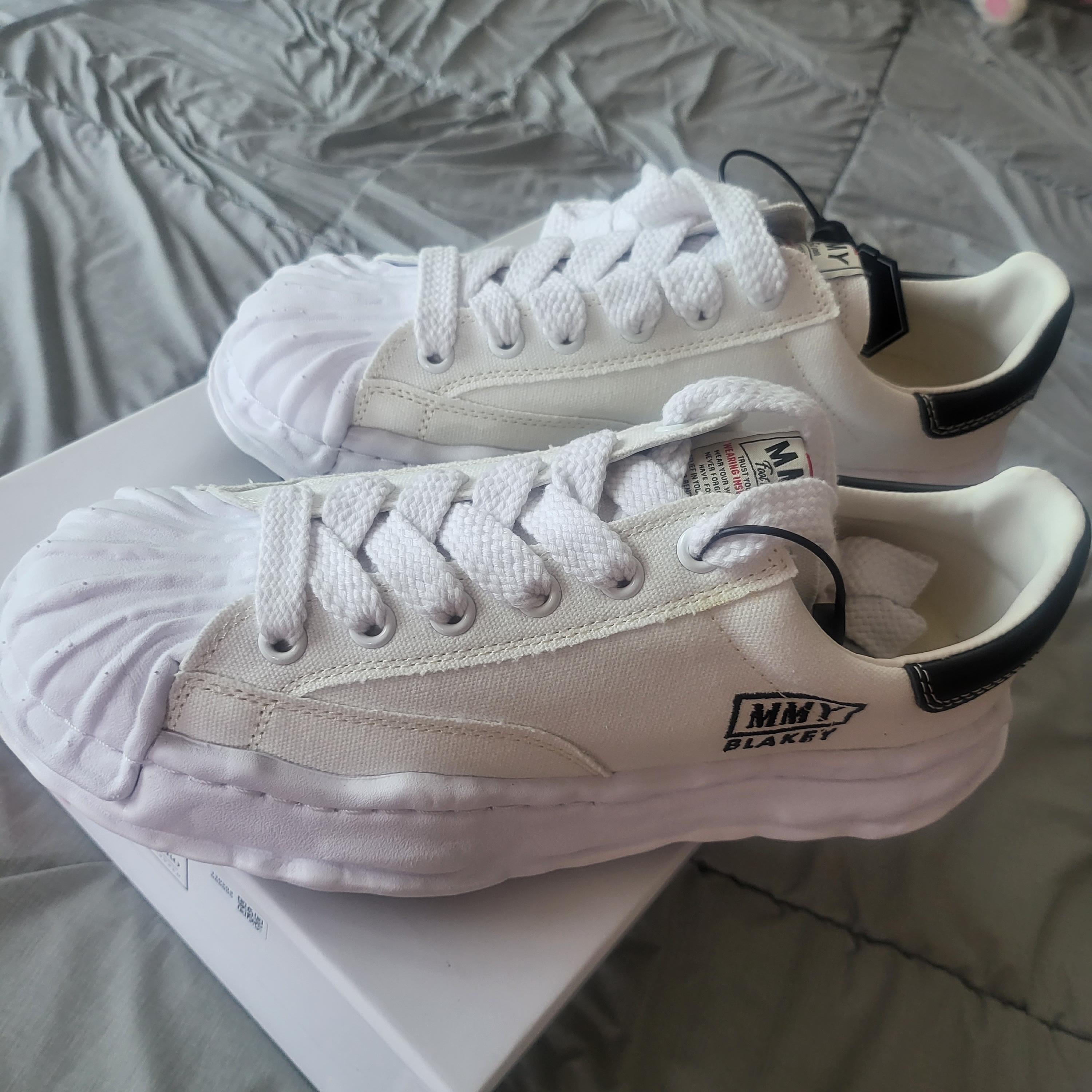 Maison Mihara Yasuhiro Blakey OG Sole Canvas Low-top Sneakers White 착용 스타일 - 1