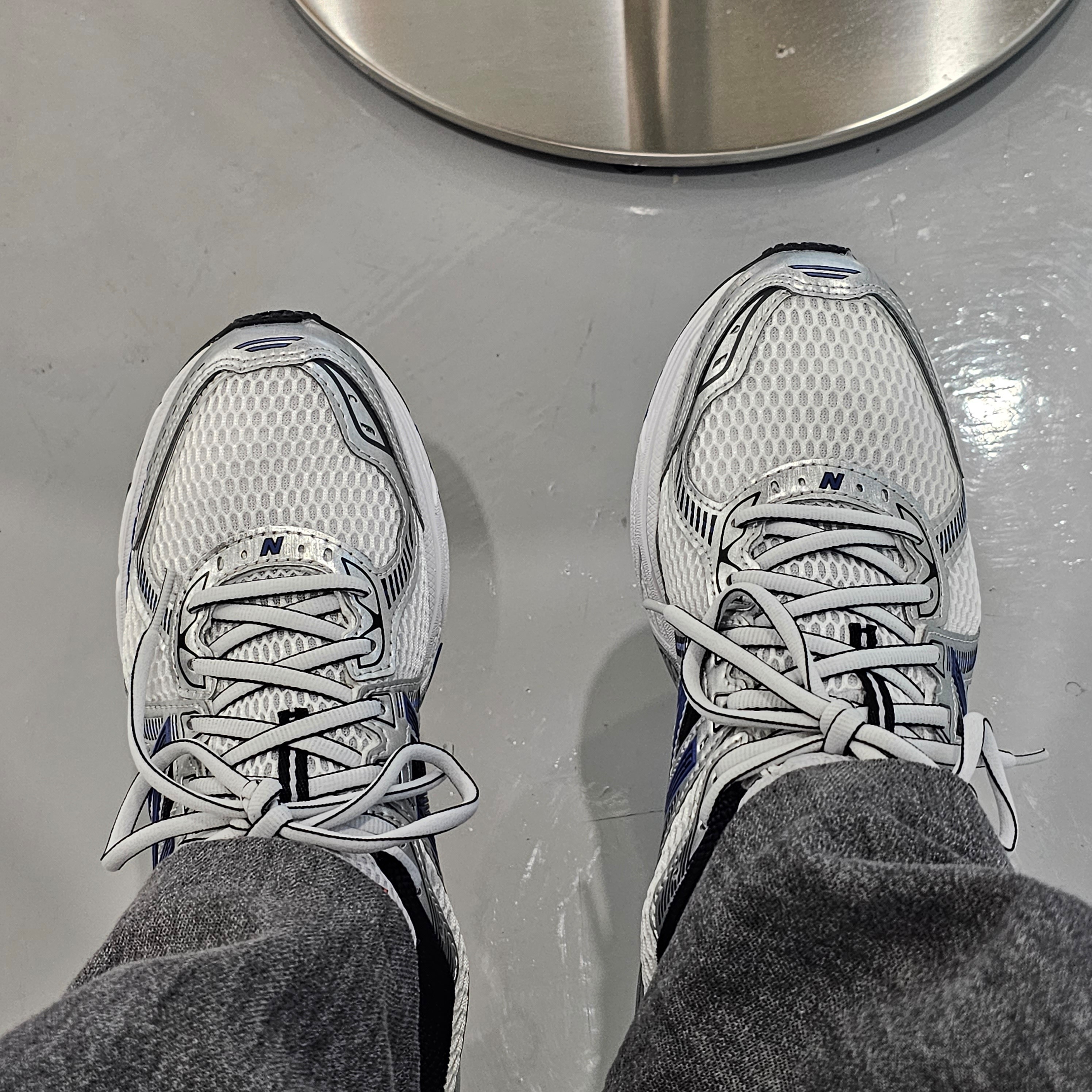 New Balance 860v2 Metallic Silver 착용 스타일 - 5