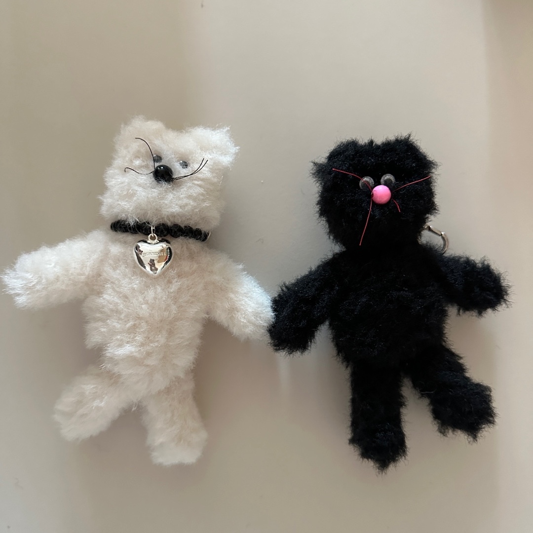 [KREAM 단독] Monamhee Beulpingi Keyring with White Pants Black, [KREAM 단독] Monamhee Creami Keyring Cream 착용 스타일