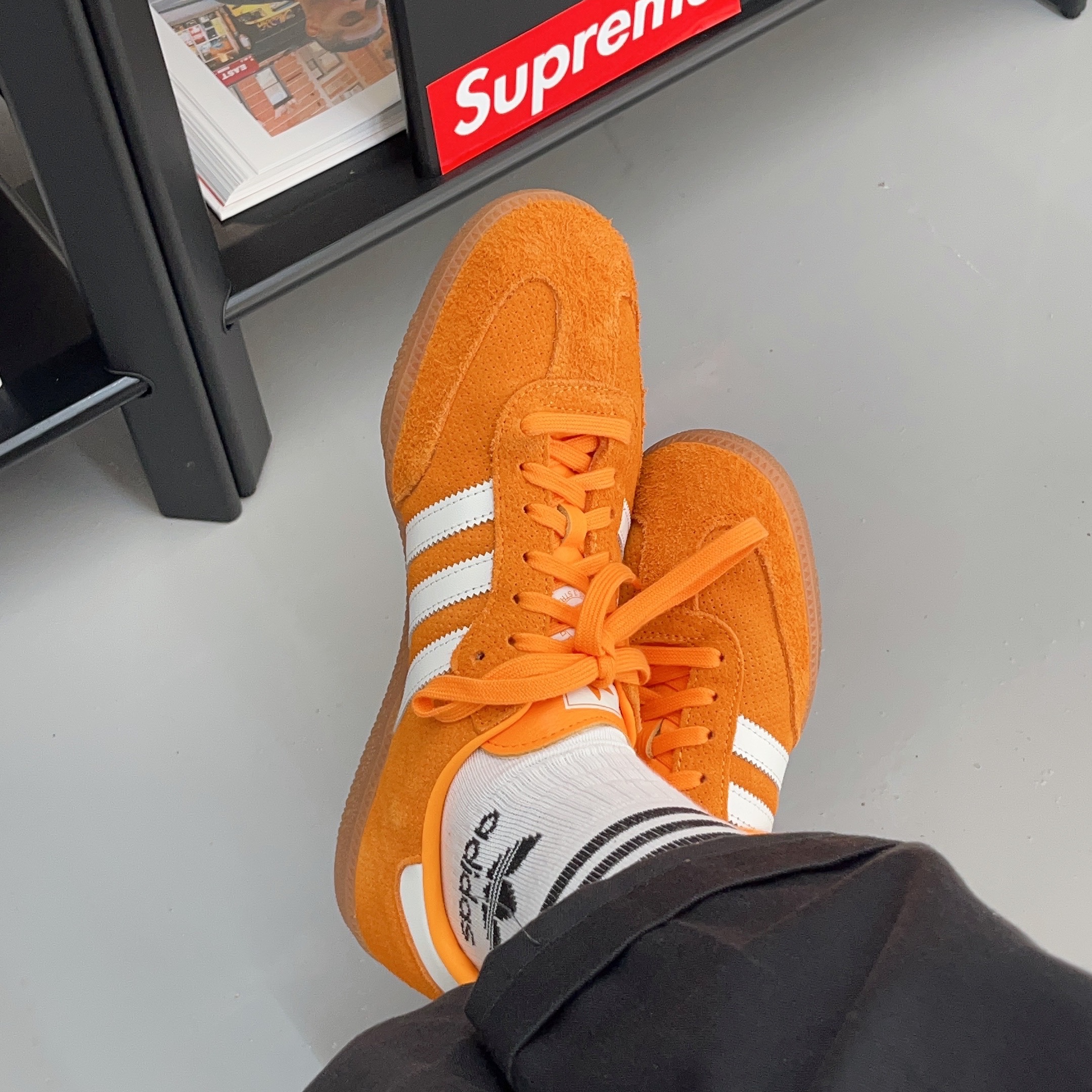 Adidas Samba OG Orange Rush 착용 스타일 - 2