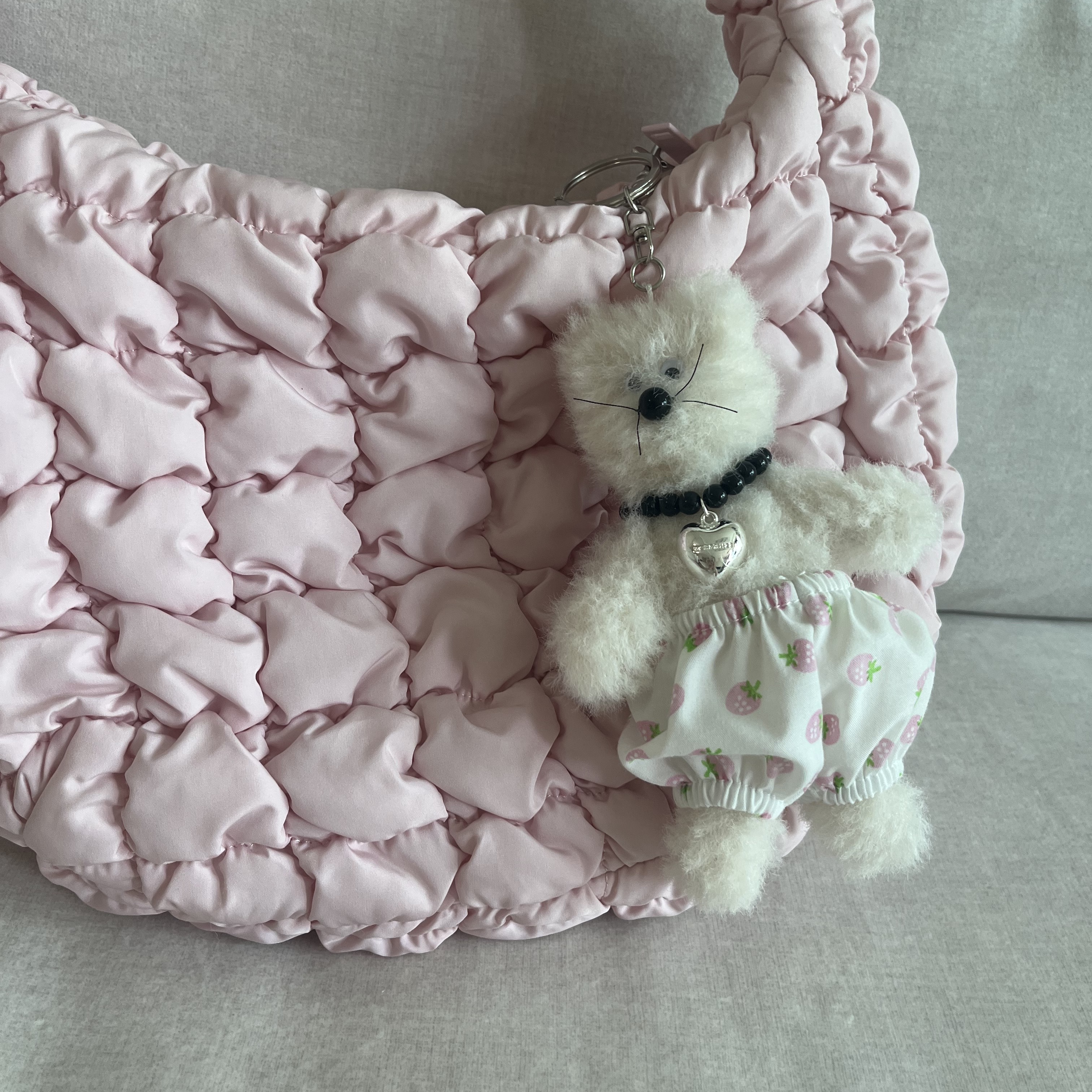 [KREAM 단독] Monamhee Creami Keyring Cream, COS Quilted Mini Bag Pink 착용 스타일 - 1