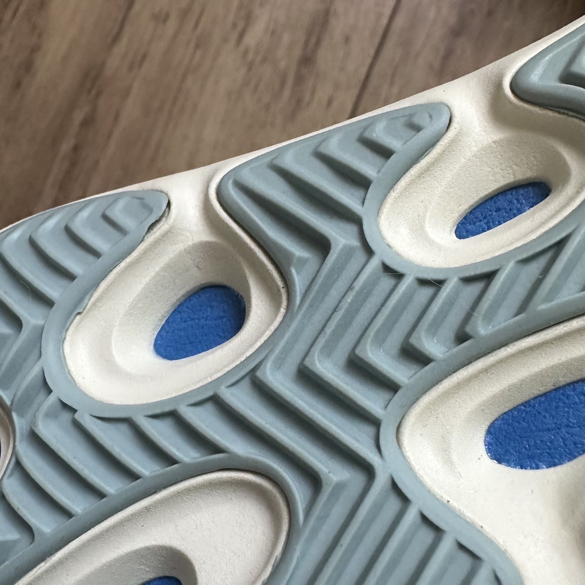 Adidas Yeezy 700 V3 Azael 2022/2023 착용 스타일 - 4