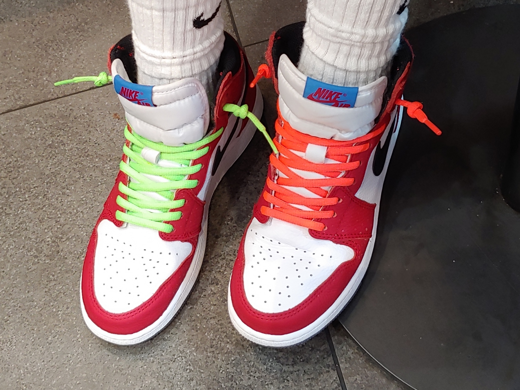 Jordan 1 Retro High Spider-Man Origin Story, Nike Everyday Lightweight Training Crew Socks White (3 Pack/Korean Ver.) 착용 스타일