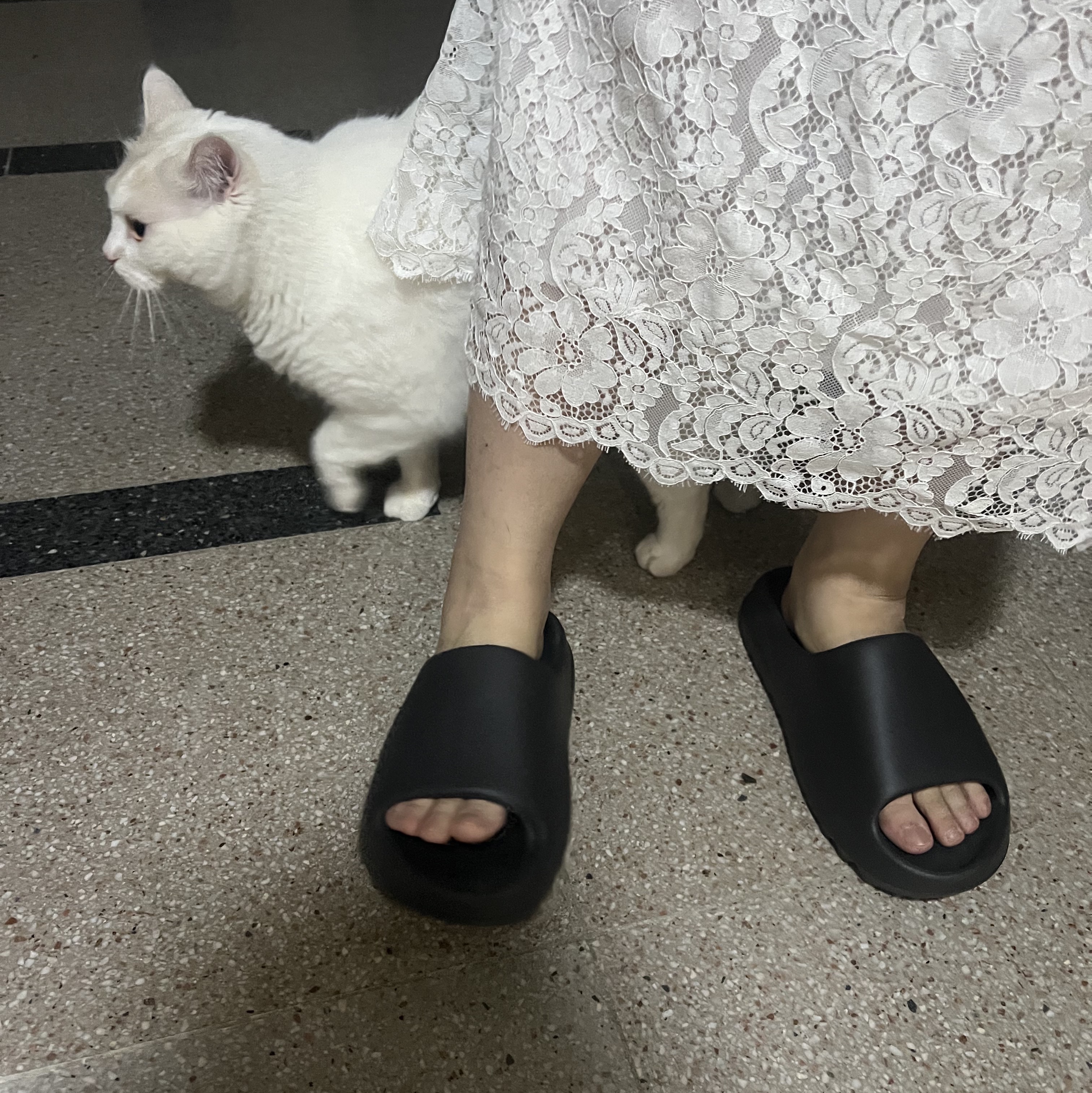 Adidas Yeezy Slide Onyx 착용 스타일 - 5