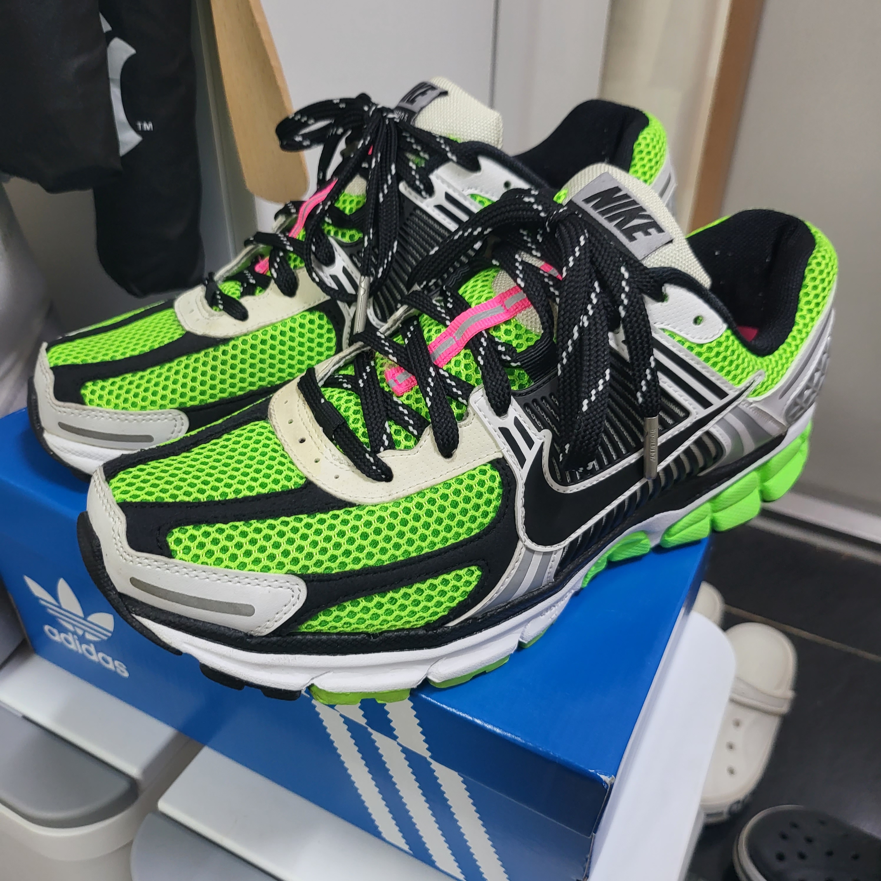 Nike Zoom Vomero 5 Electric Green Black 착용 스타일