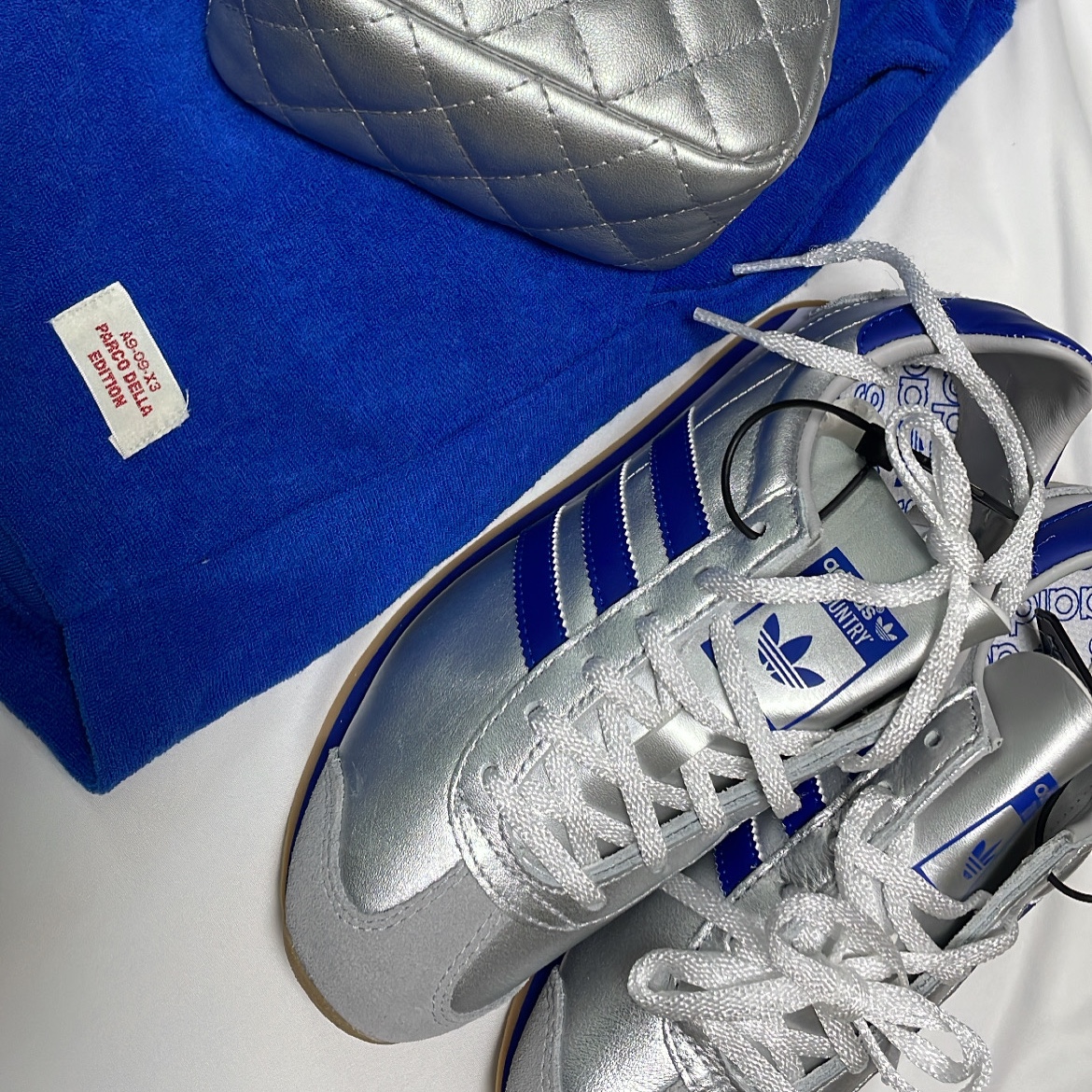 Adidas Country OG Matte Silver Bright Blue 착용 스타일