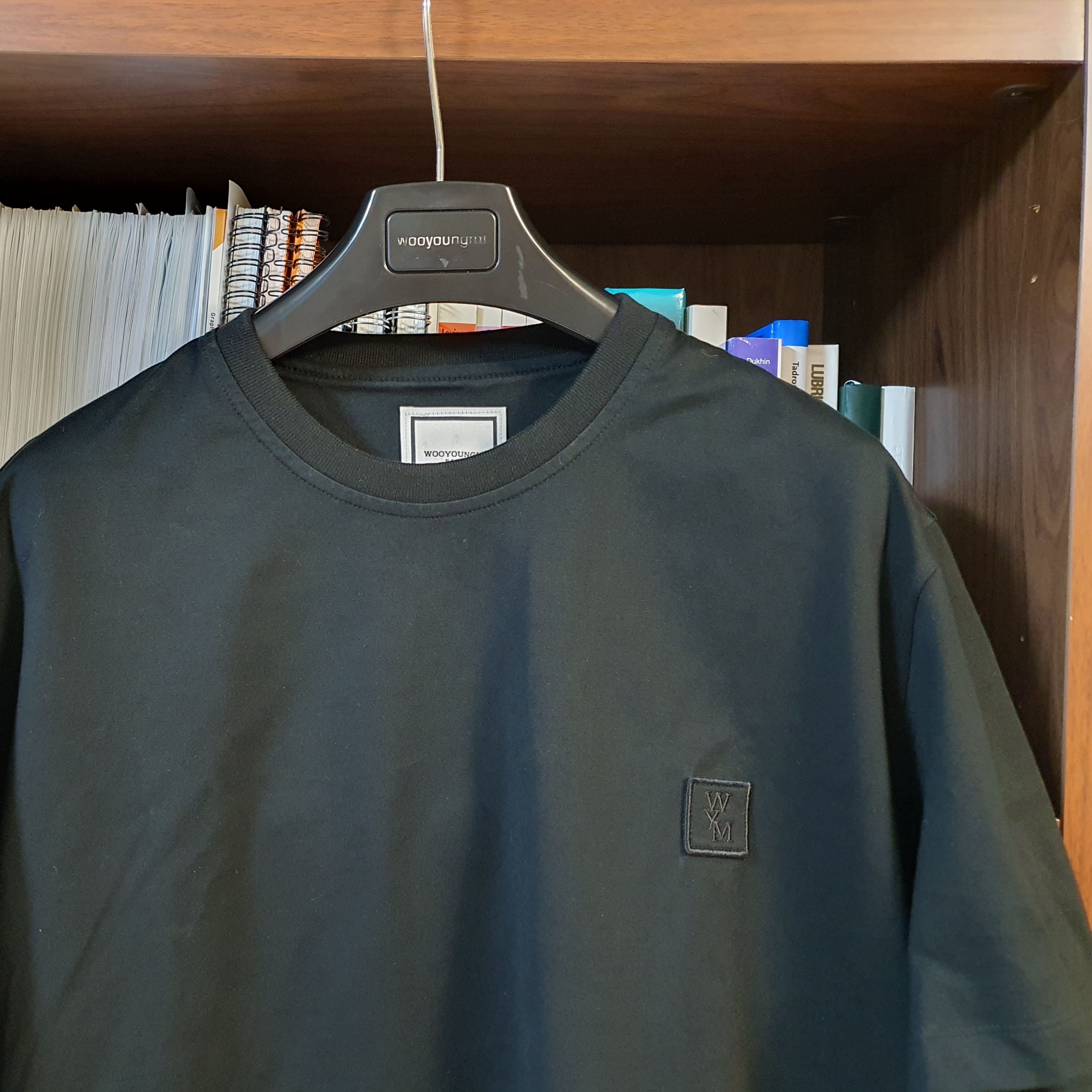 Wooyoungmi Feather Back Logo T-Shirt Black - 23SS 착용 스타일 - 2