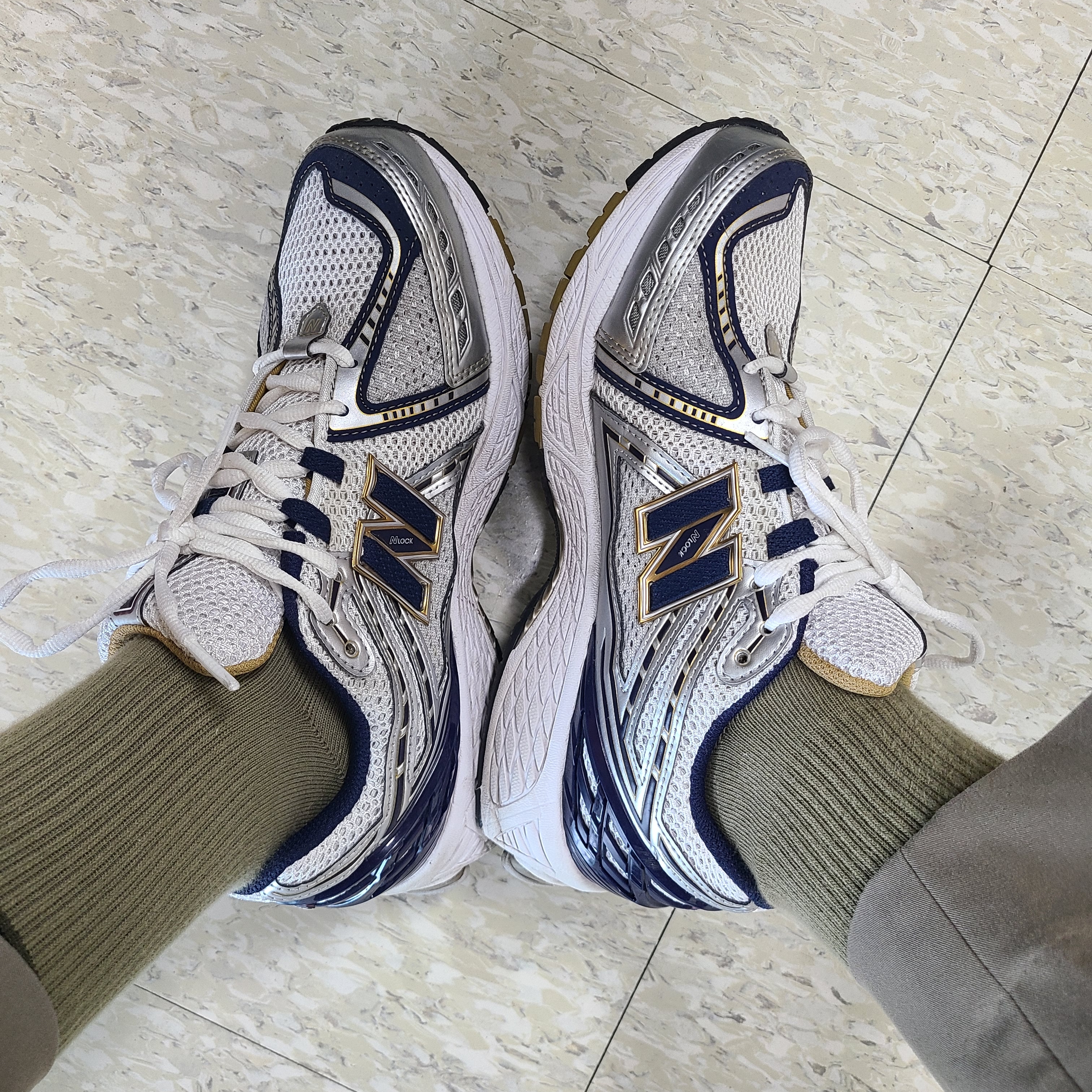 New Balance 1906R White Navy Gold 착용 스타일