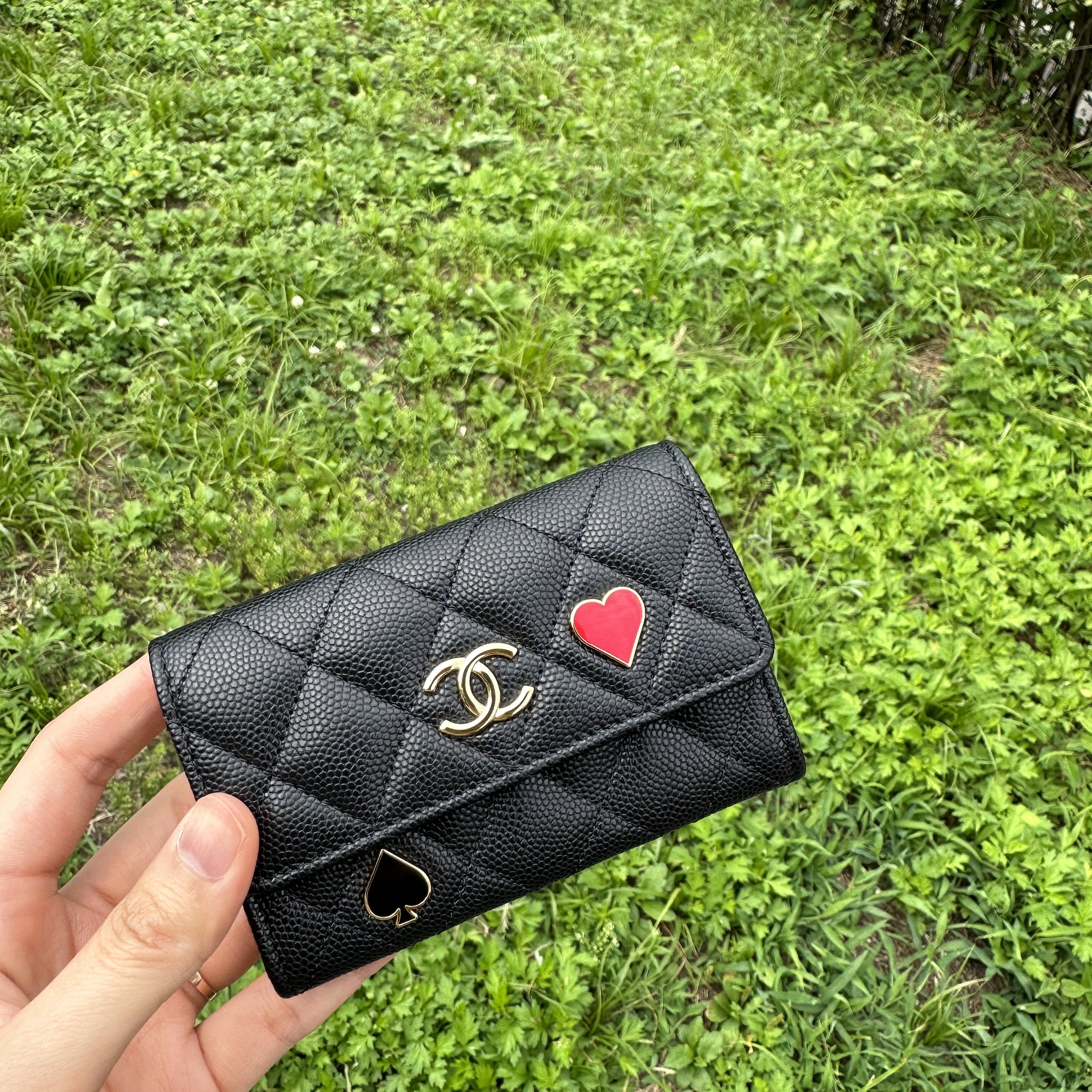 Chanel Flap Card Holder Grained Calfskin Enamel & Gold Black 착용 스타일