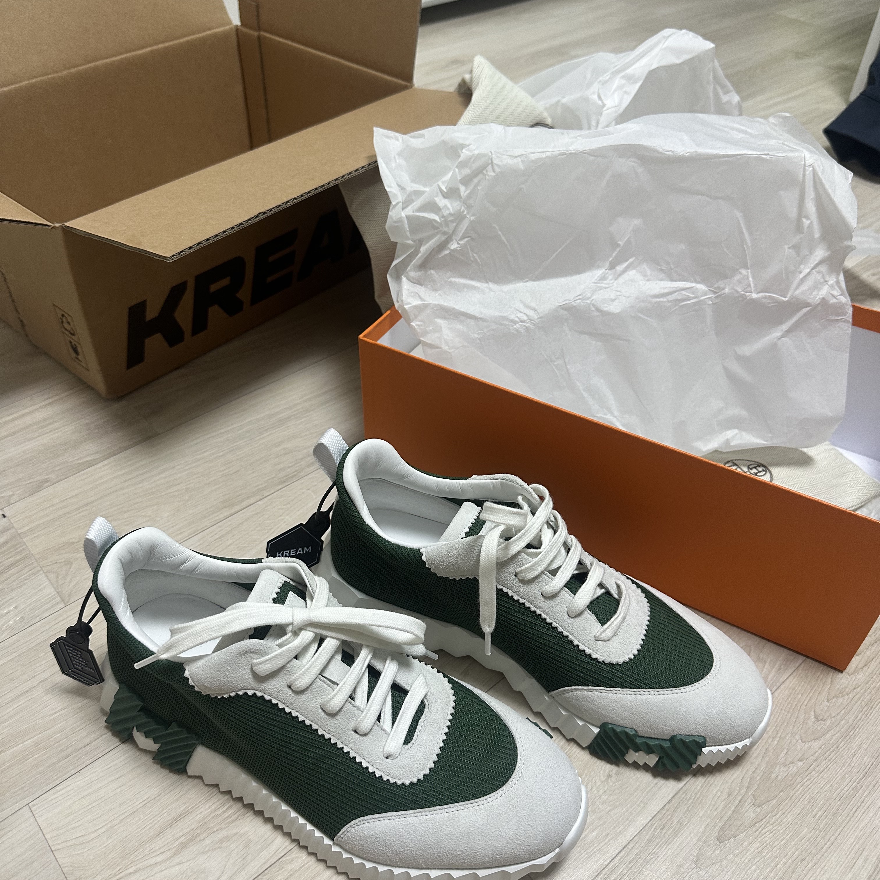 Hermes Bouncing Sneakers Mesh Suede Goatskin & Vert Cactus Blanc 착용 스타일 - 2
