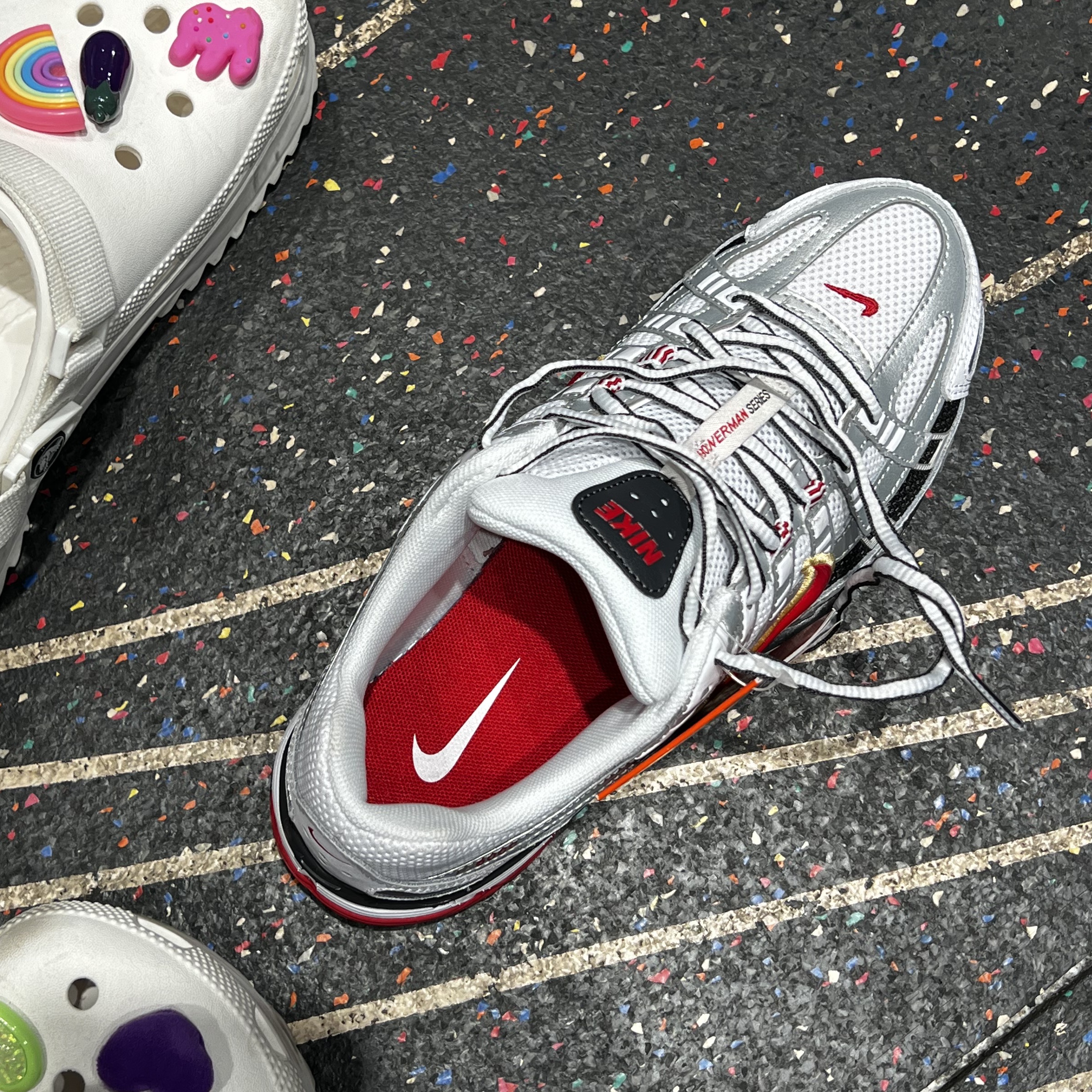 (W) Nike P-6000 Metallic Silver Red 착용 스타일 - 3