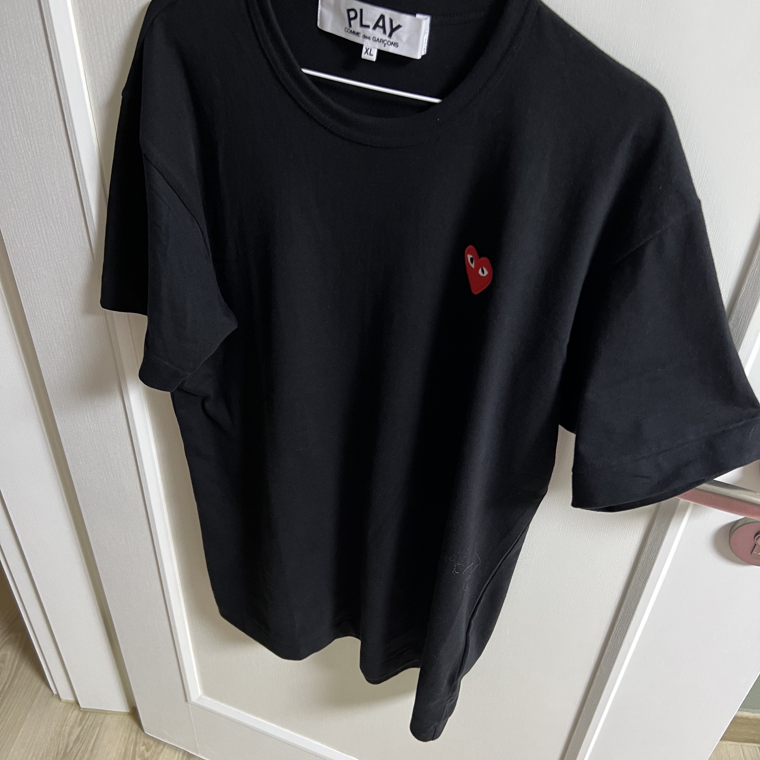 Play Comme des Garcons Red Heart T-Shirt Black 착용 스타일