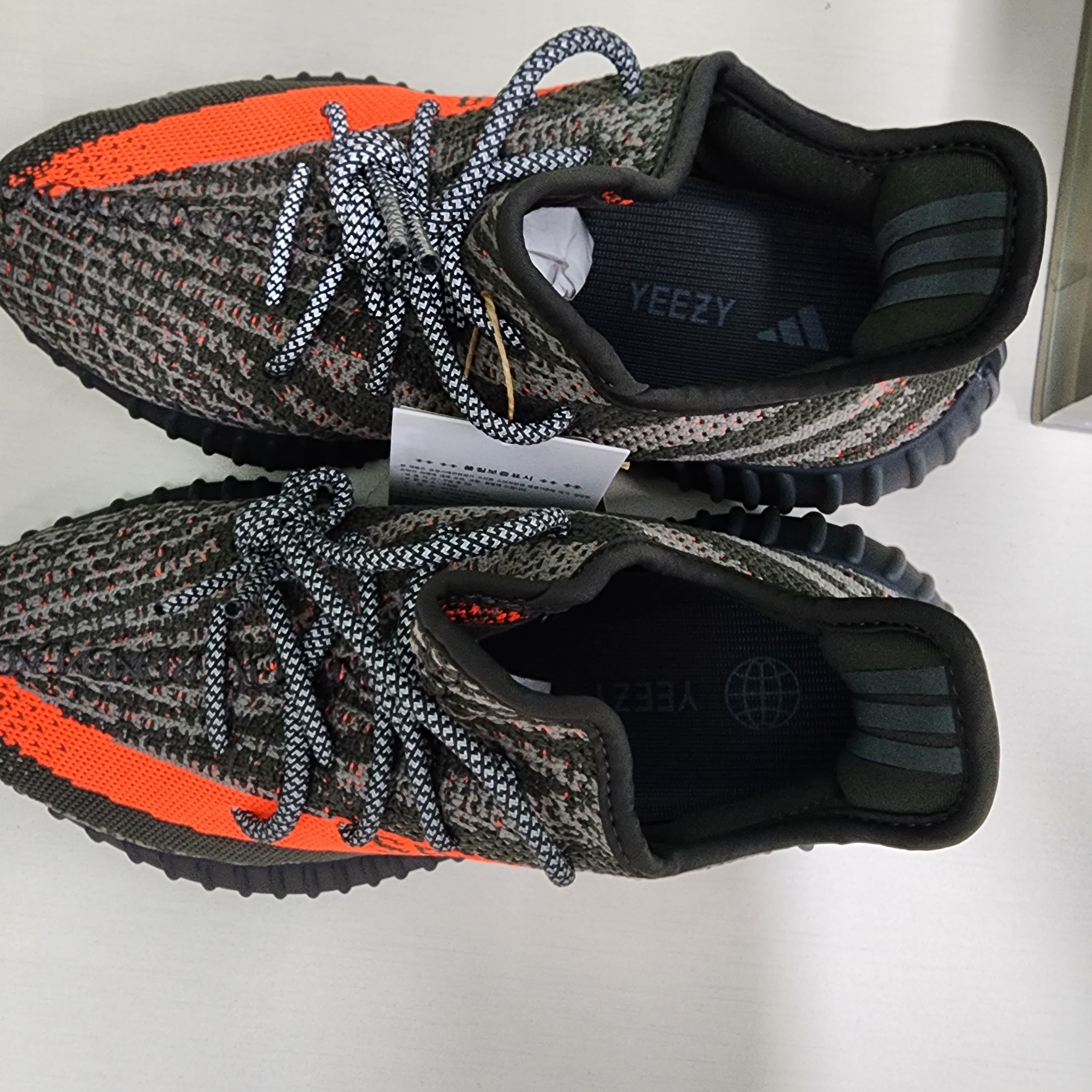 Adidas Yeezy Boost 350 V2 Carbon Beluga 착용 스타일 - 2