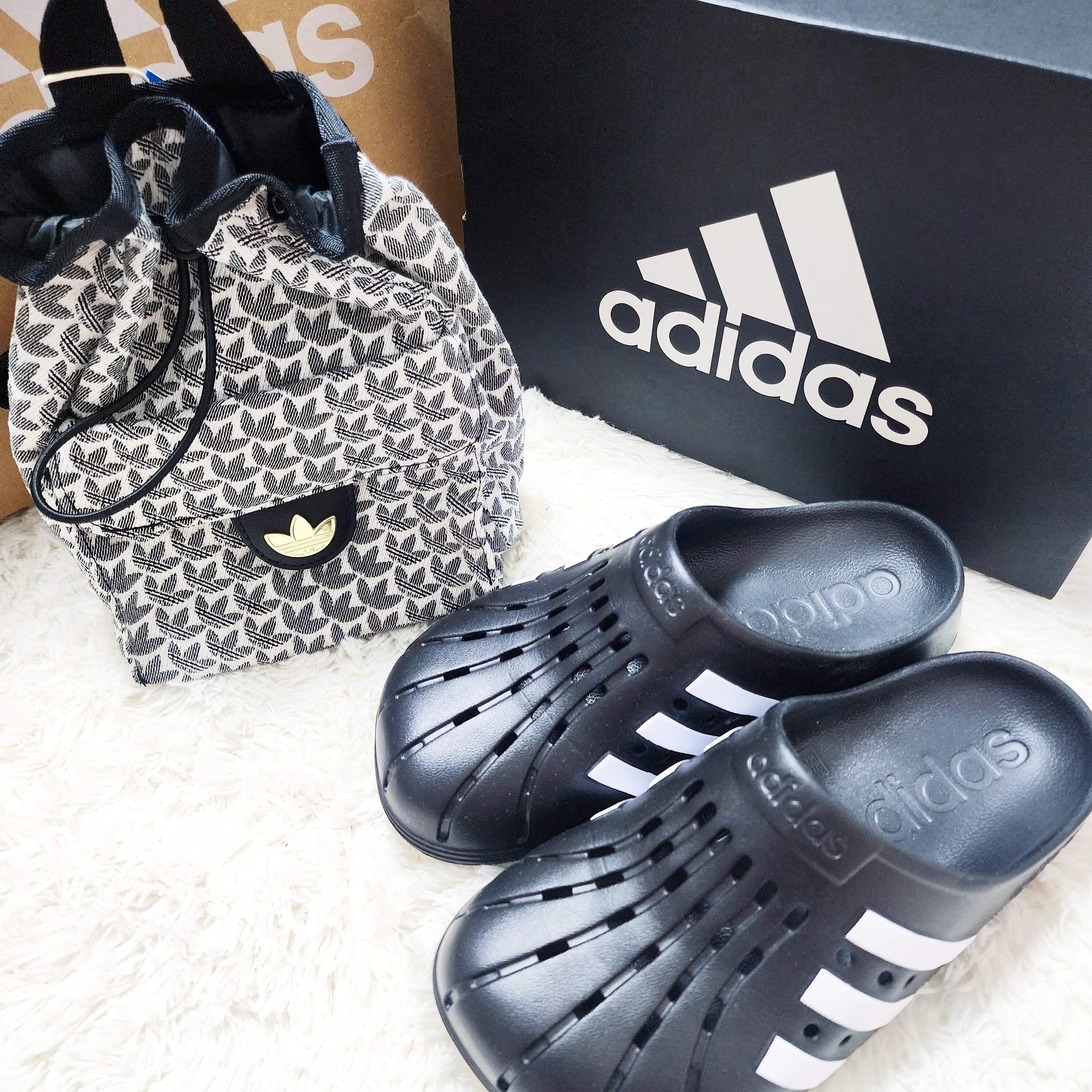 Adidas Adilette Clog Black White 착용 스타일