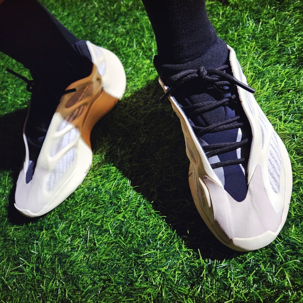 Adidas Yeezy 700 V3 Azael 2022/2023 착용 스타일 - 4