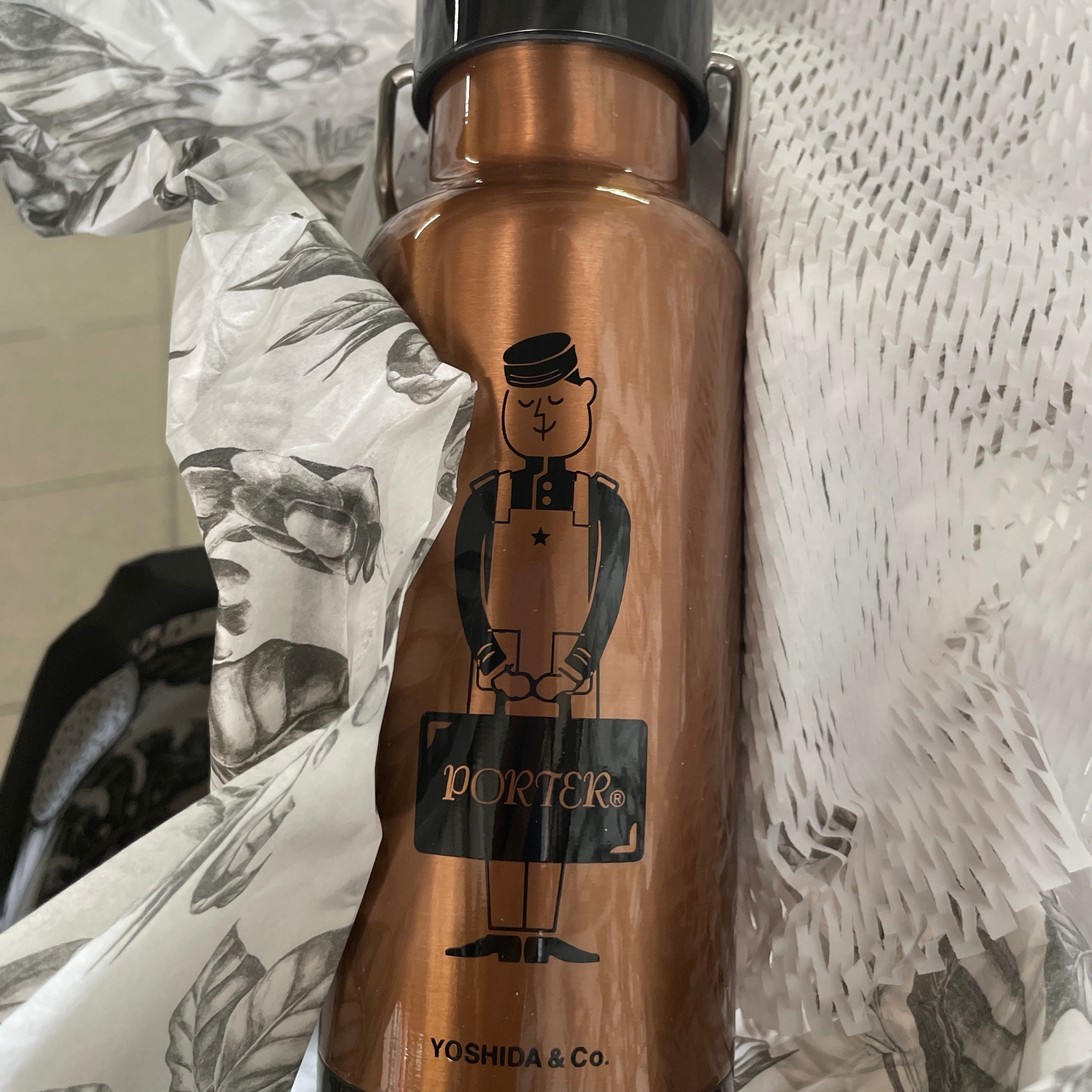 Porter x Starbucks Reserve S/S Logo Bottle 473ml Copper, Porter x Starbucks Reserve S/S Logo Bottle 473ml Black 착용 스타일 - 3