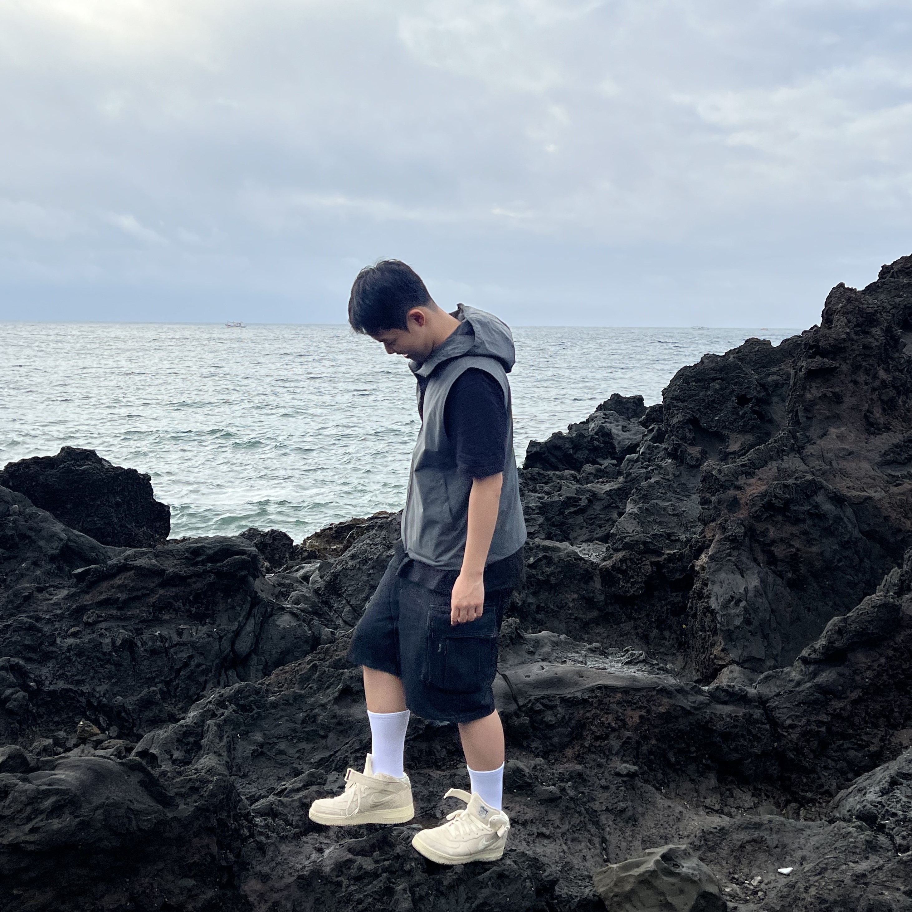 Nike x Stussy Air Force 1 '07 Mid SP Fossil, Stussy Basic Stussy T-Shirt Black 2023 착용 스타일